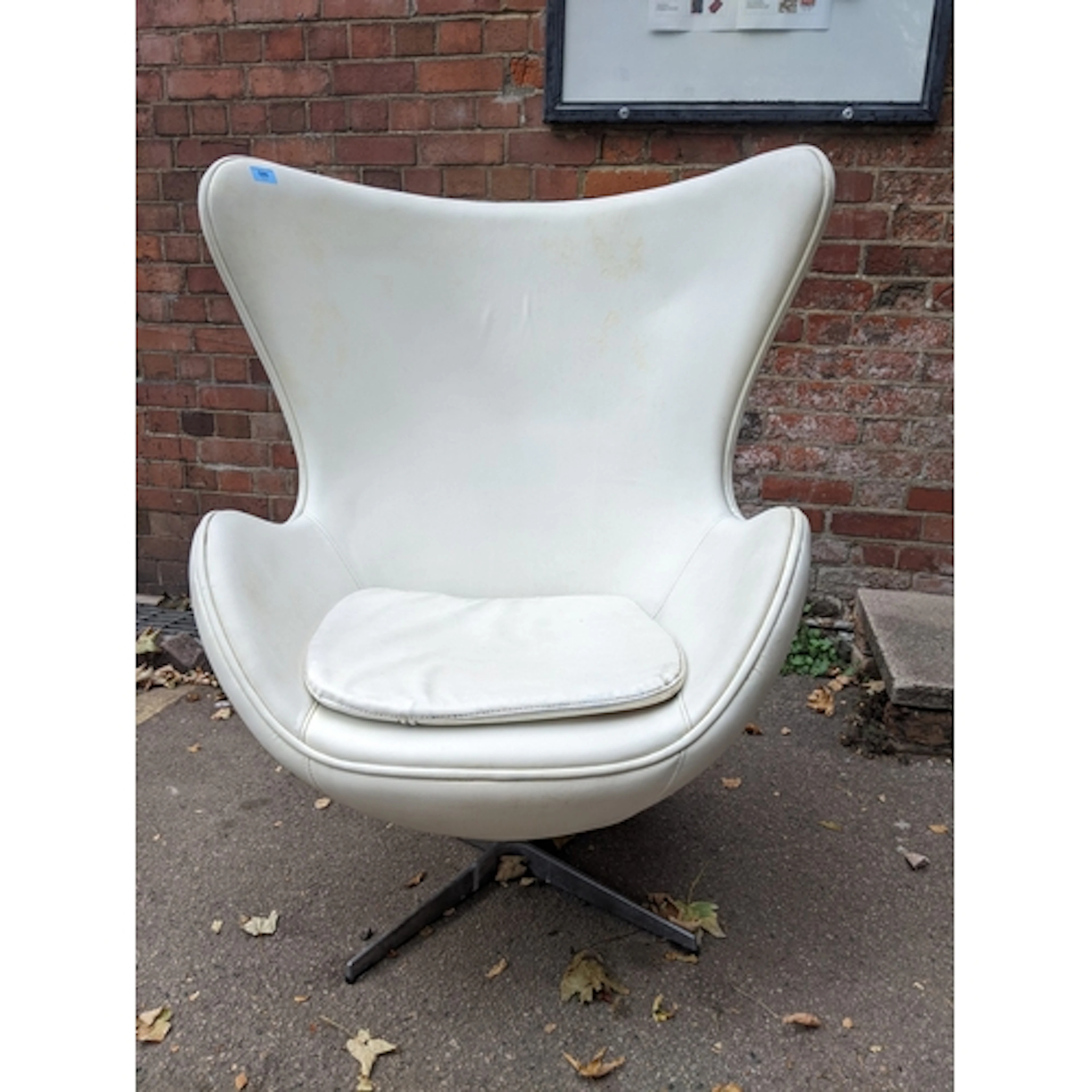 An Arne Jacobsen for Fritz Hansen design - an Egg lounge cha...