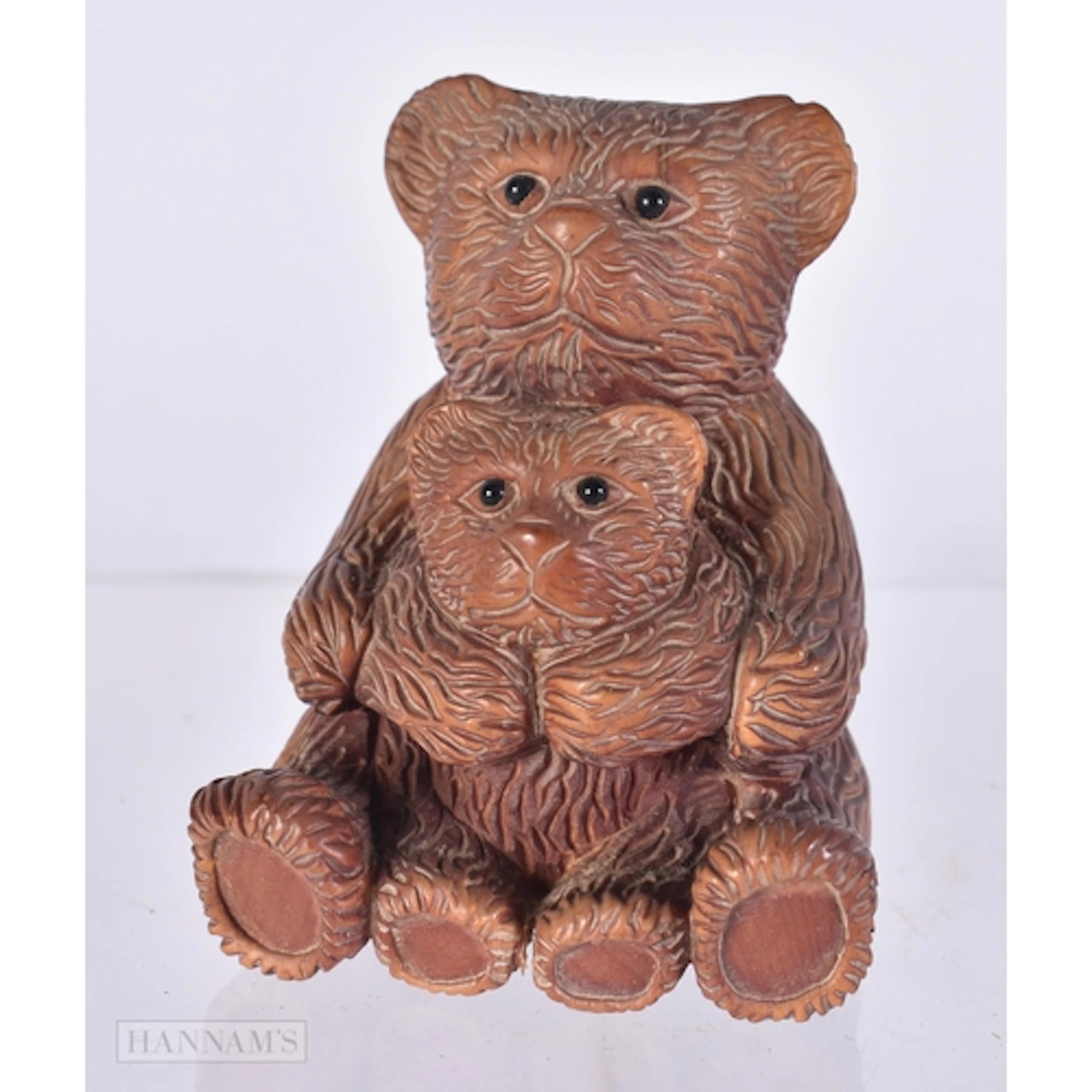A CARVED WOOD BEAR NETSUKE. 4.9 x 4 x 4 cm