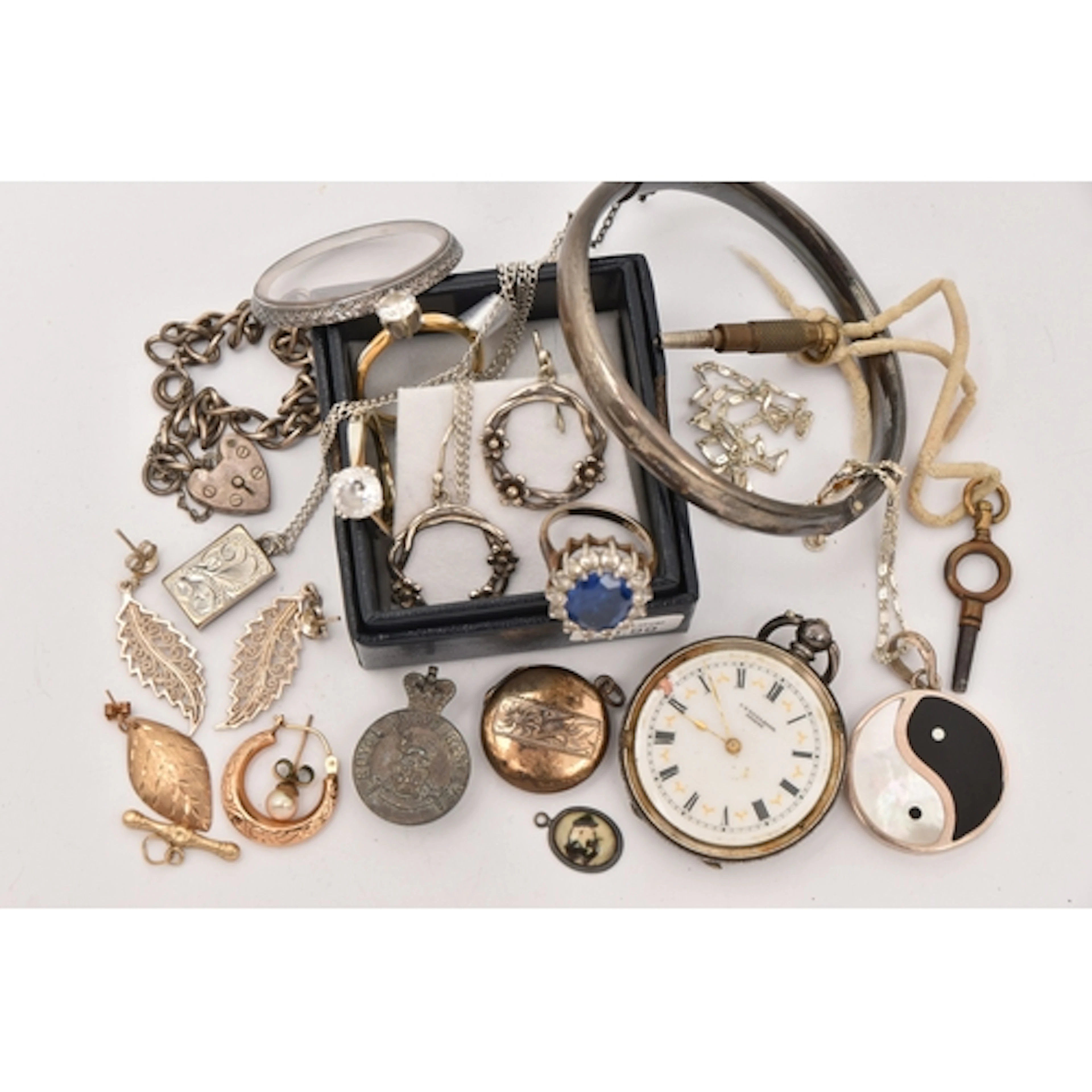 AN ASSORTMENT OF JEWELLERY AND A SMALL POCKET WATCH, to incl...