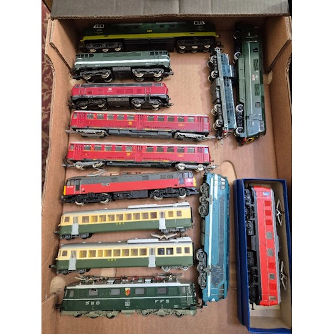 A box of assorted model train engines & coaches to include F...