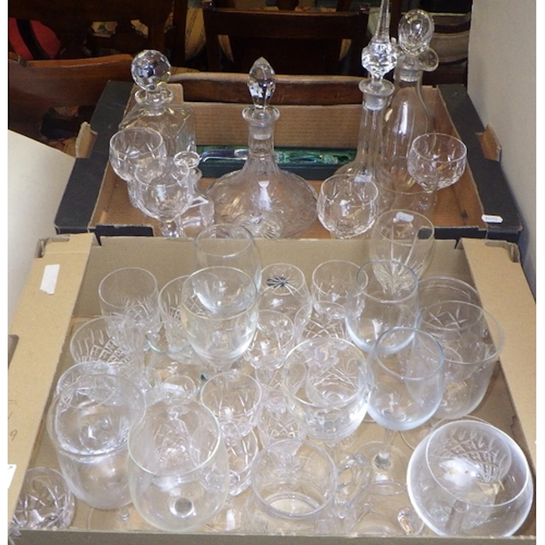 A qty of glassware to inc decanters etc (2)