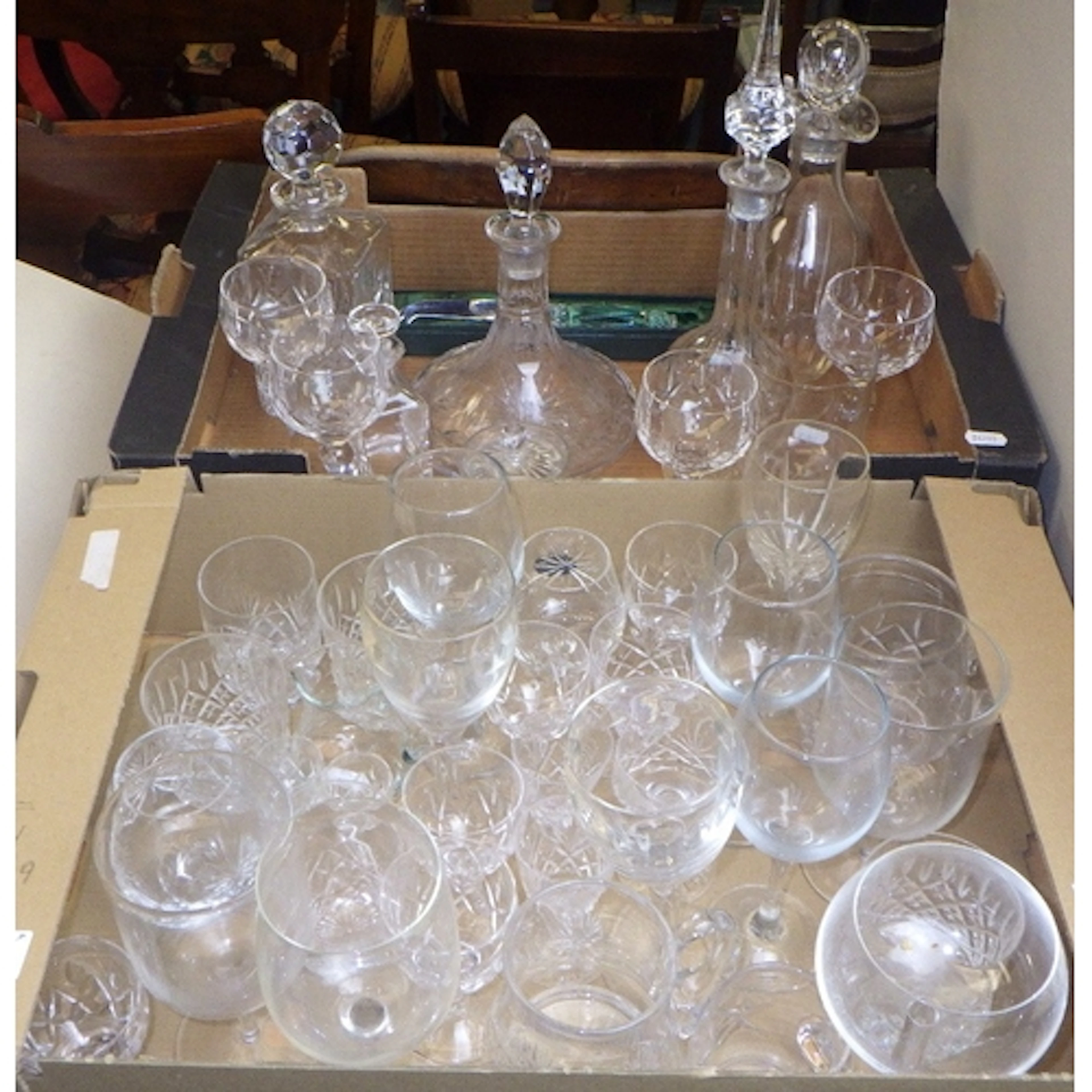 A qty of glassware to inc decanters etc (2)