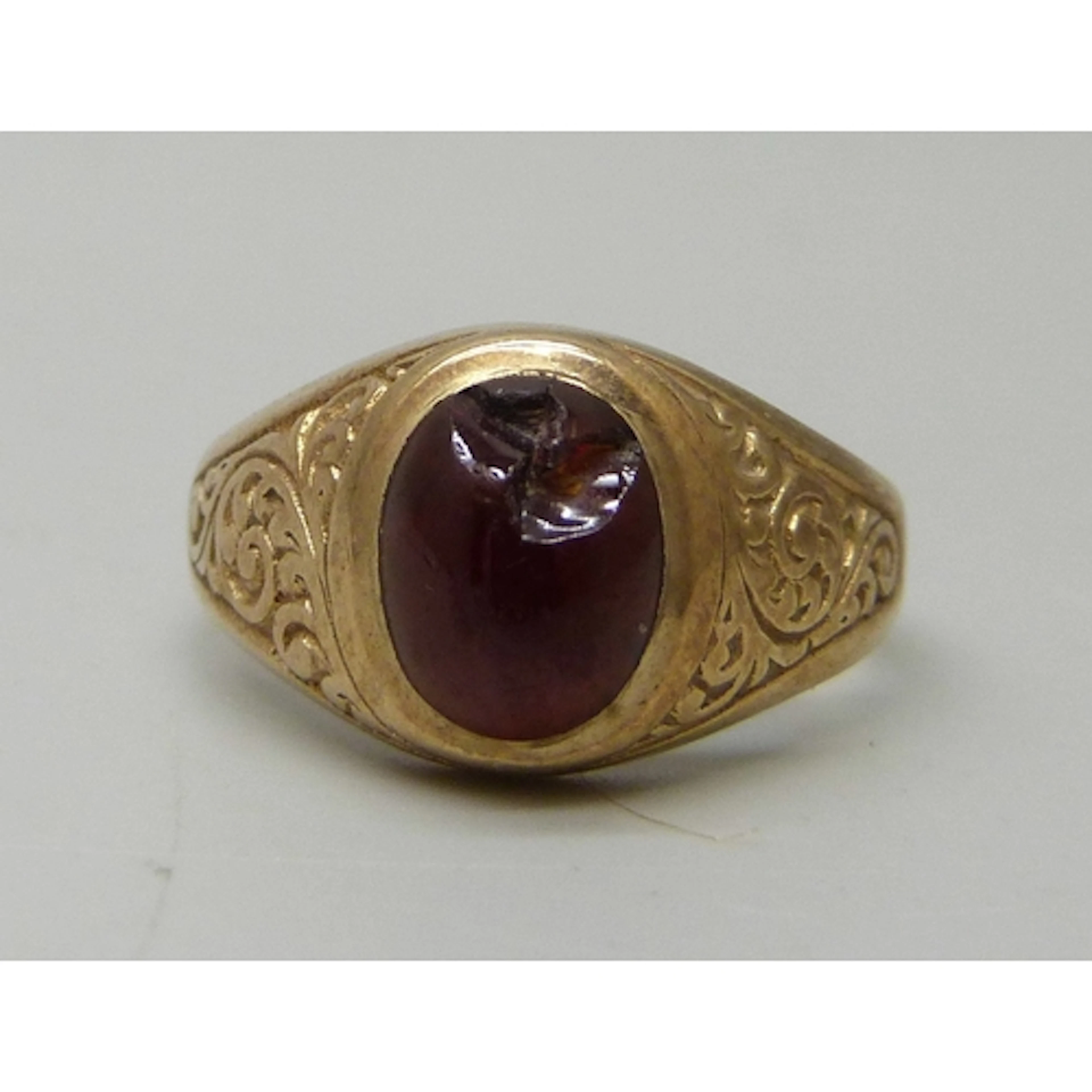 A 9ct gold ring set with a garnet, a/f, 3.1g, M/N