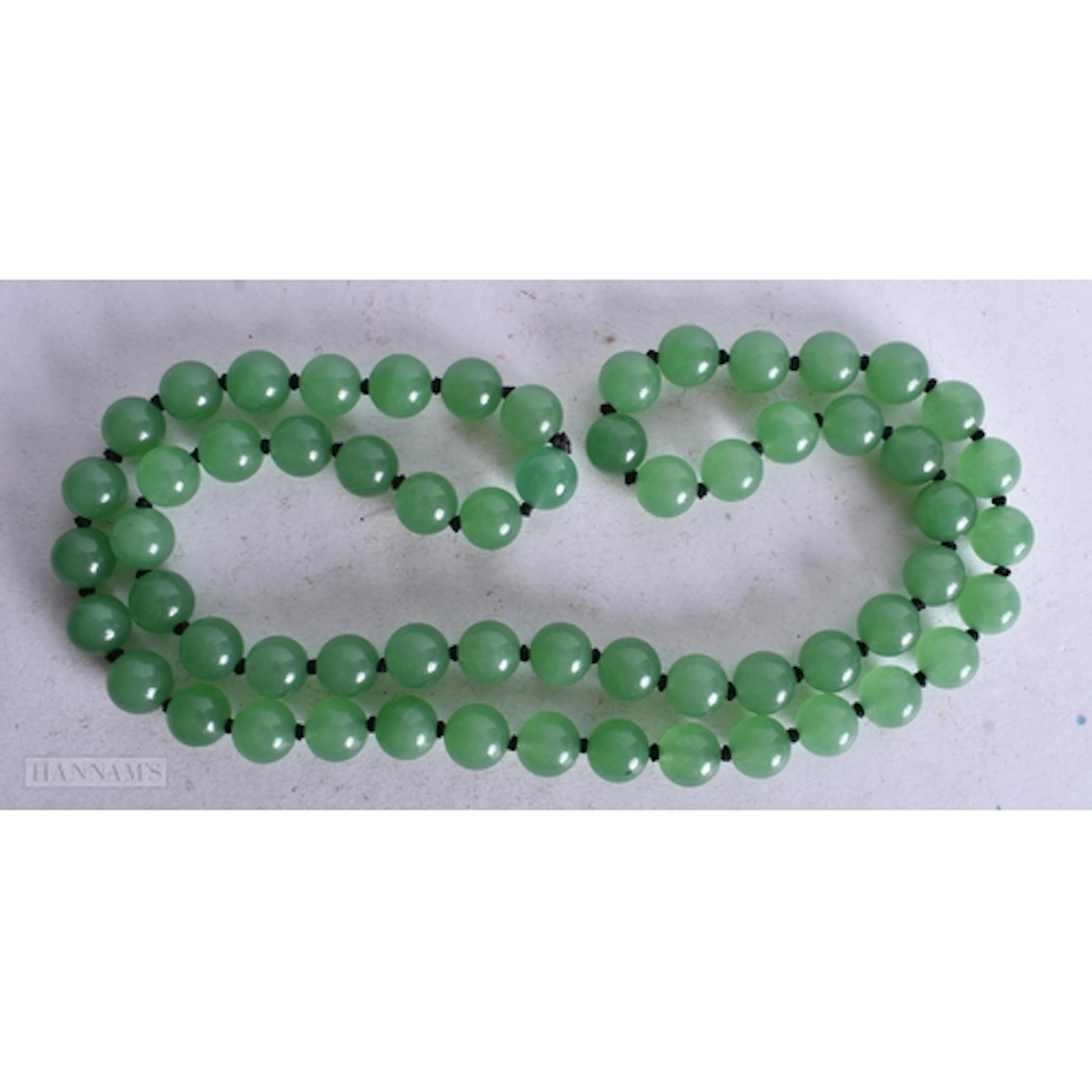 A GREEN JADE STRING BEAD NECKLACE. 68 cm