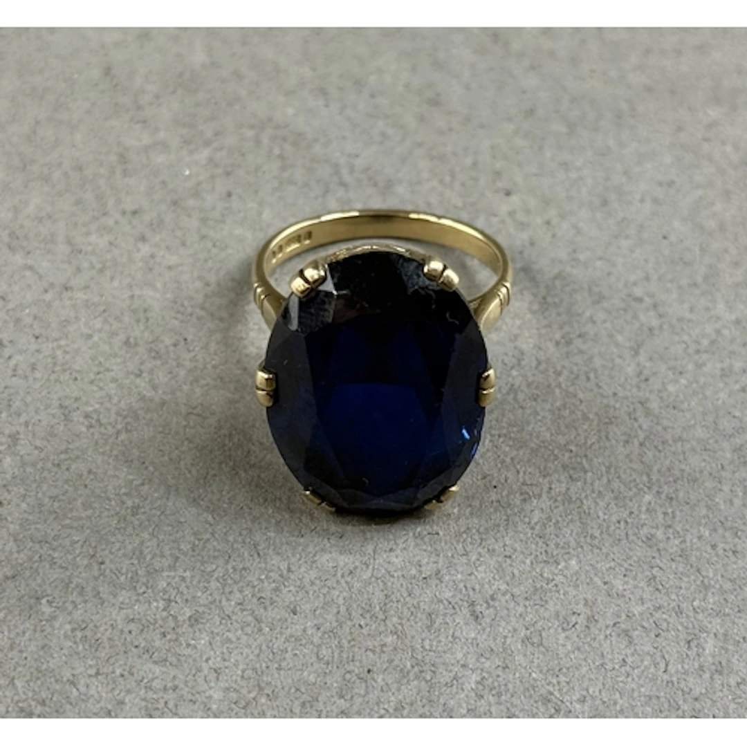 Jewellery: a 9ct yellow gold cocktail ring set a single larg...