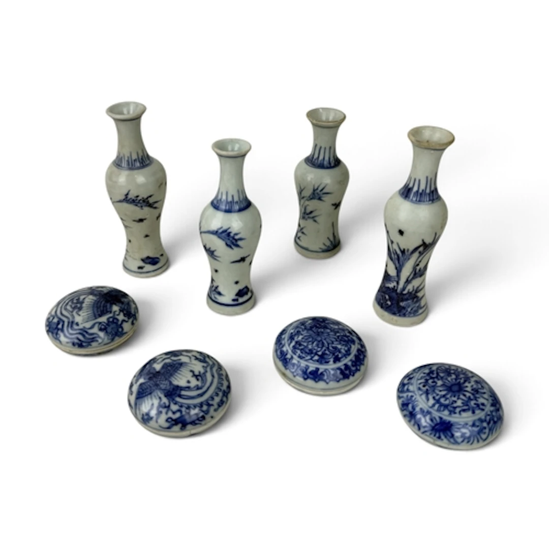 A COLLECTION OF HATCHER CARGO BLUE AND WHITE VASES AND DISHE...