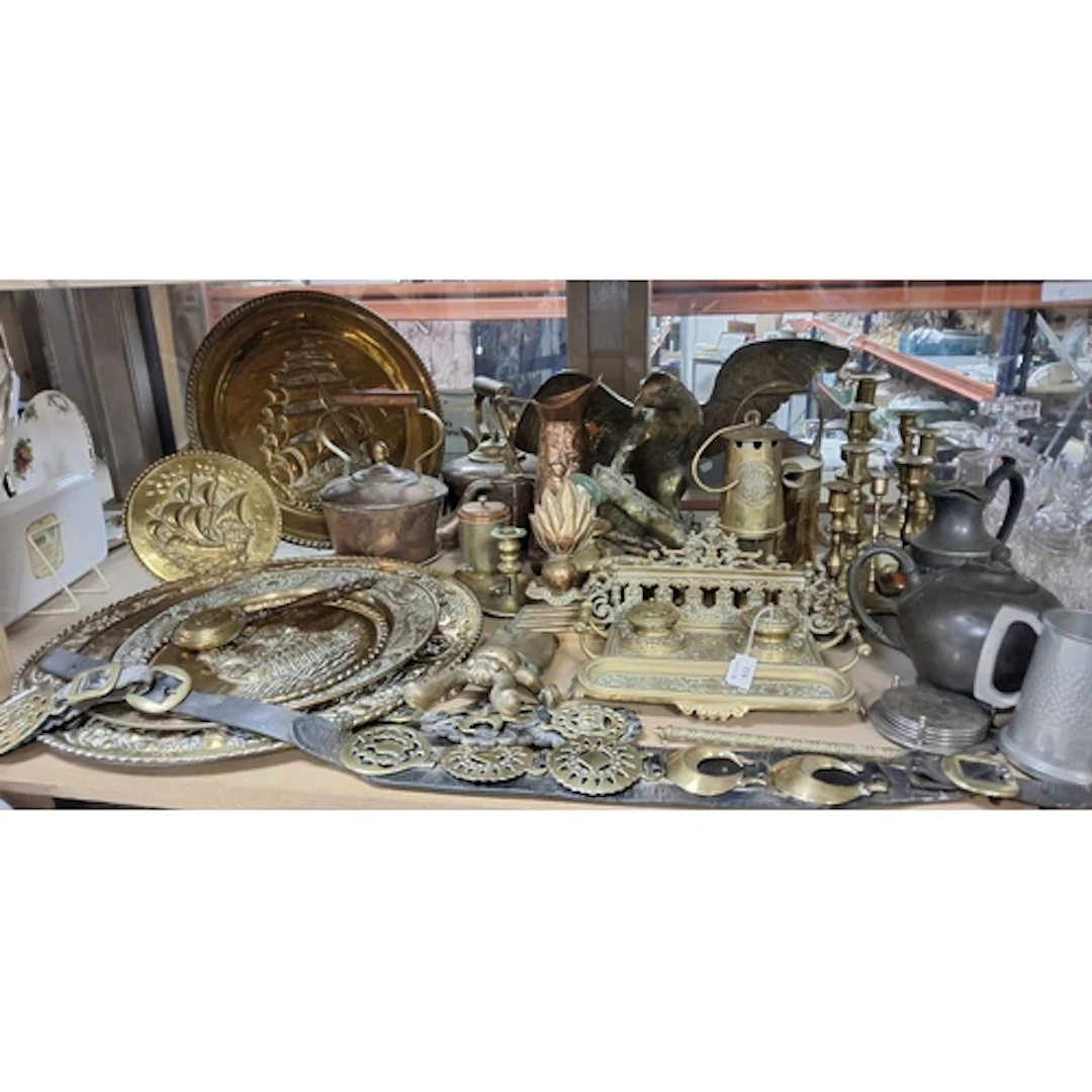 A GROUP OF BRASS AND OTHER METALWARE, to include a brass twi...