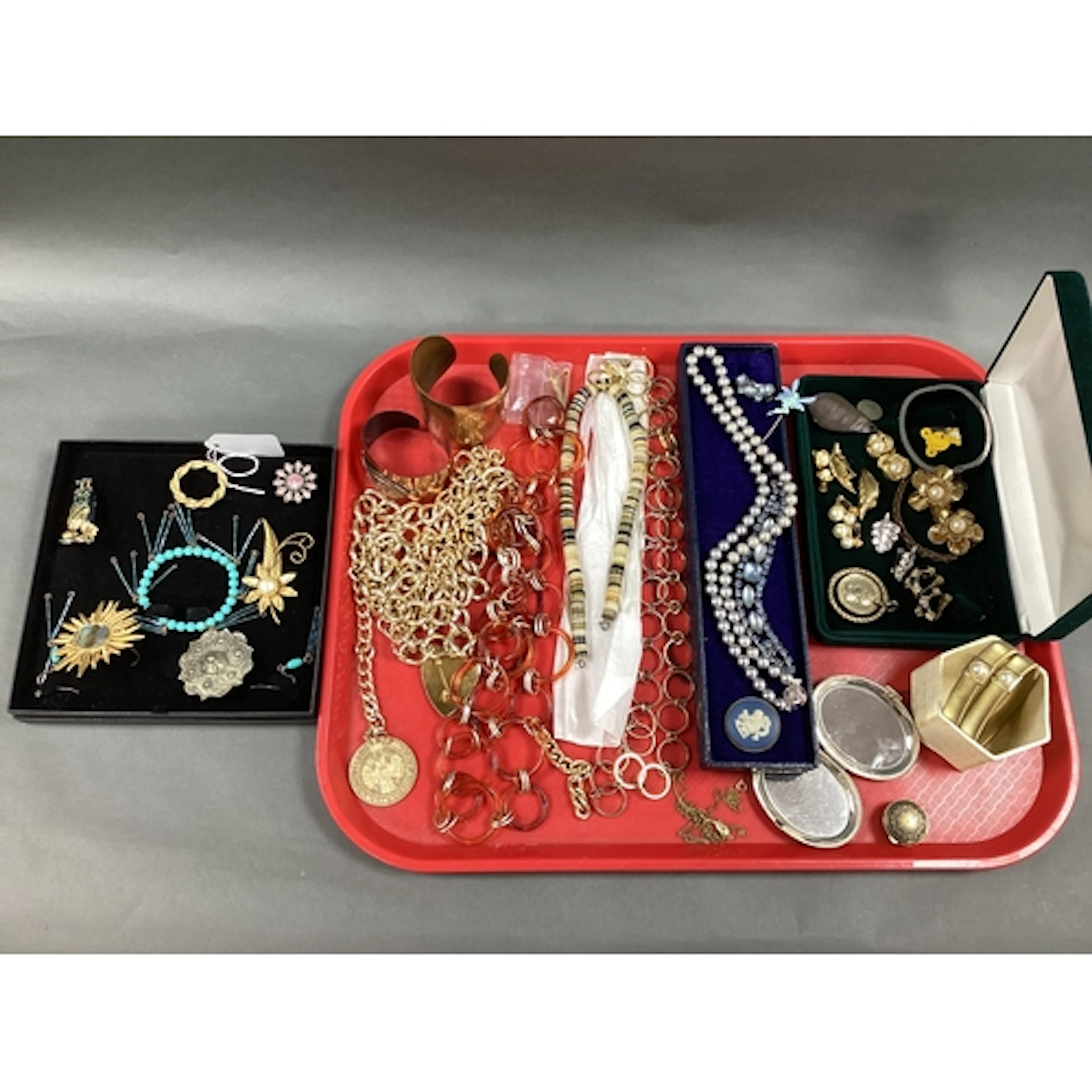 A Collection of Assorted Costume Jewellery, including chain ...