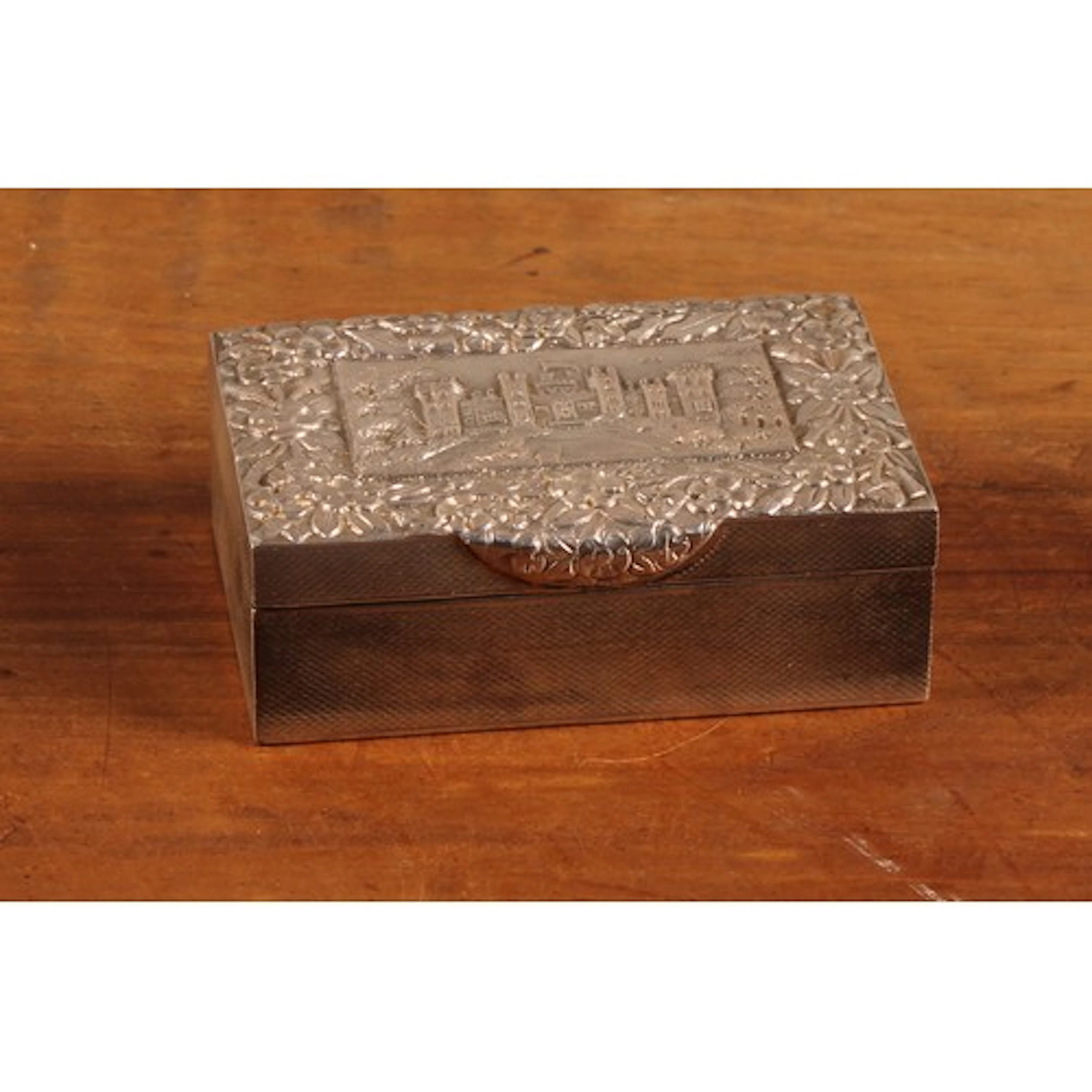 An Elizabeth II silver rectangular castle top table snuff bo...