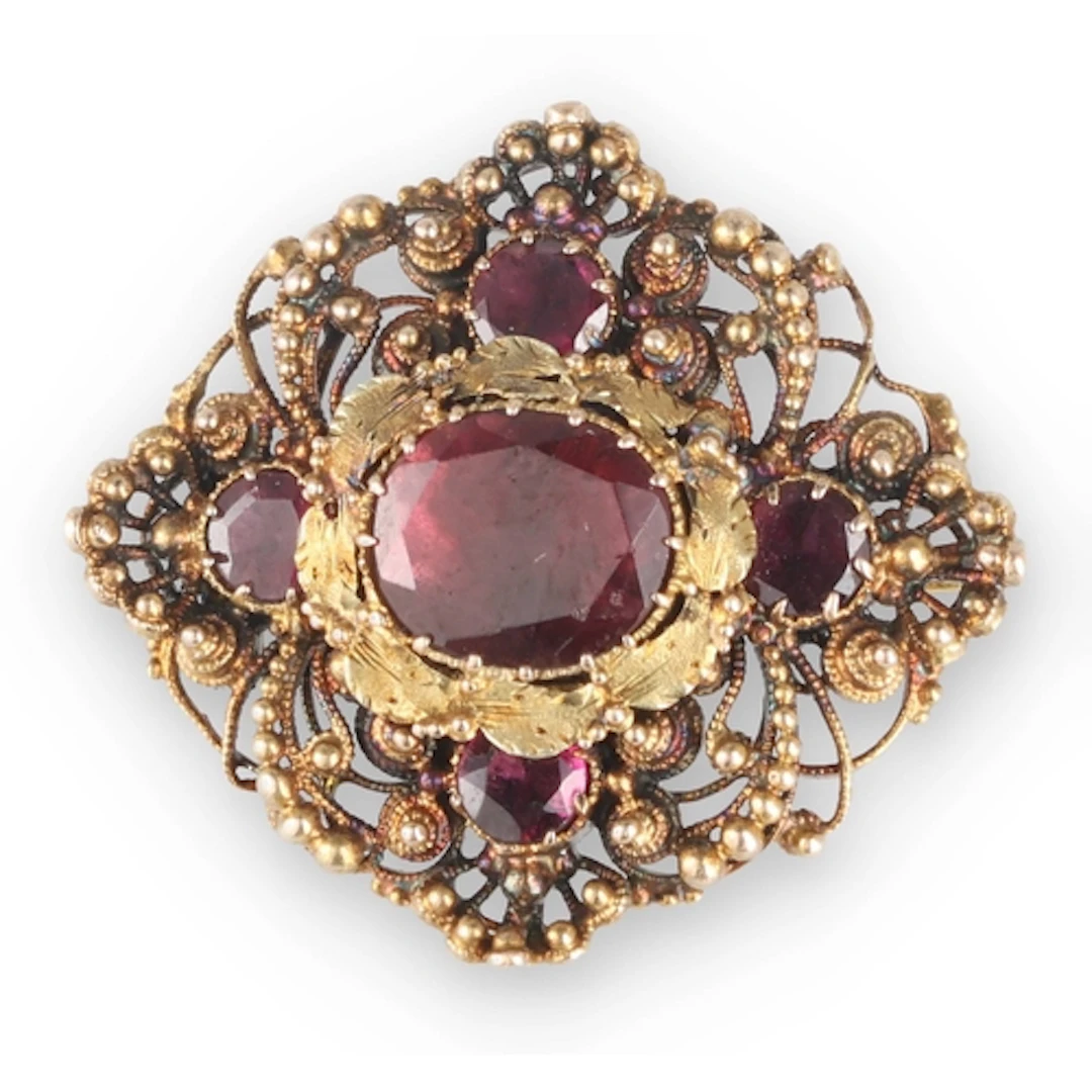 AN ANTIQUE 9CT FILIGREE GOLD AND GARNET BROOCH Weight: 4.7gm...