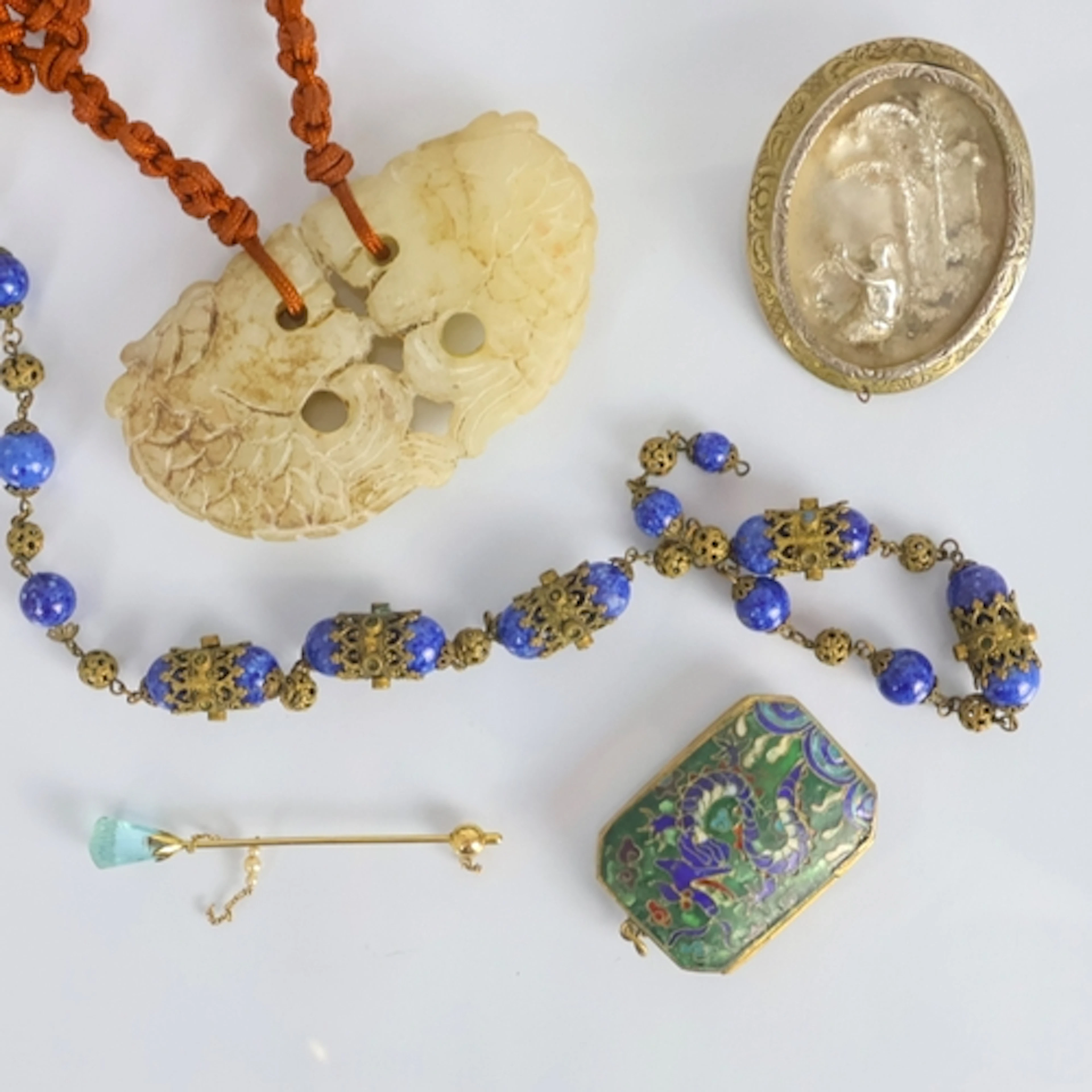 A selection of jewellery, including an early 20th century ye...