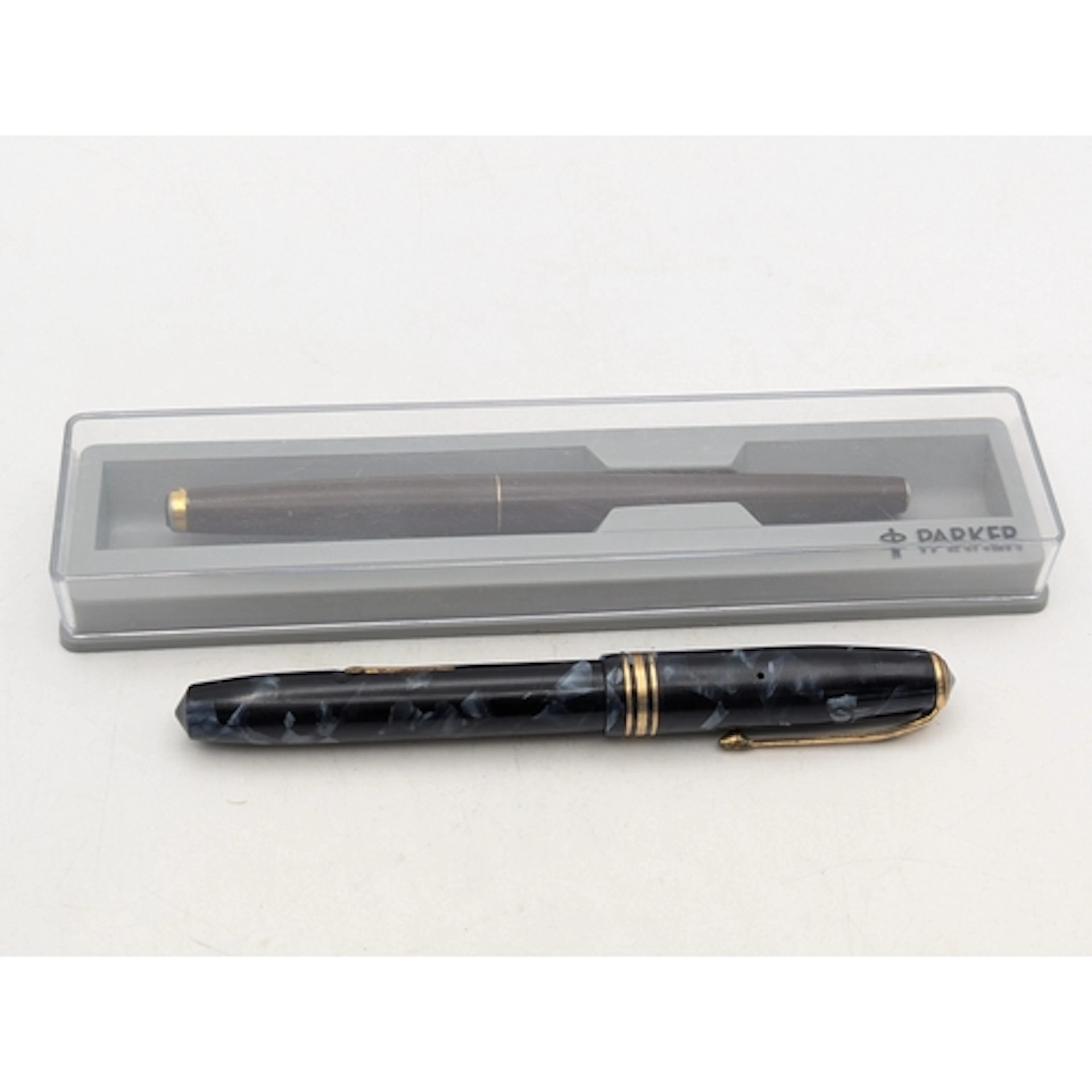Vintage writing equipment to include a Conway Stewart 58 wit...