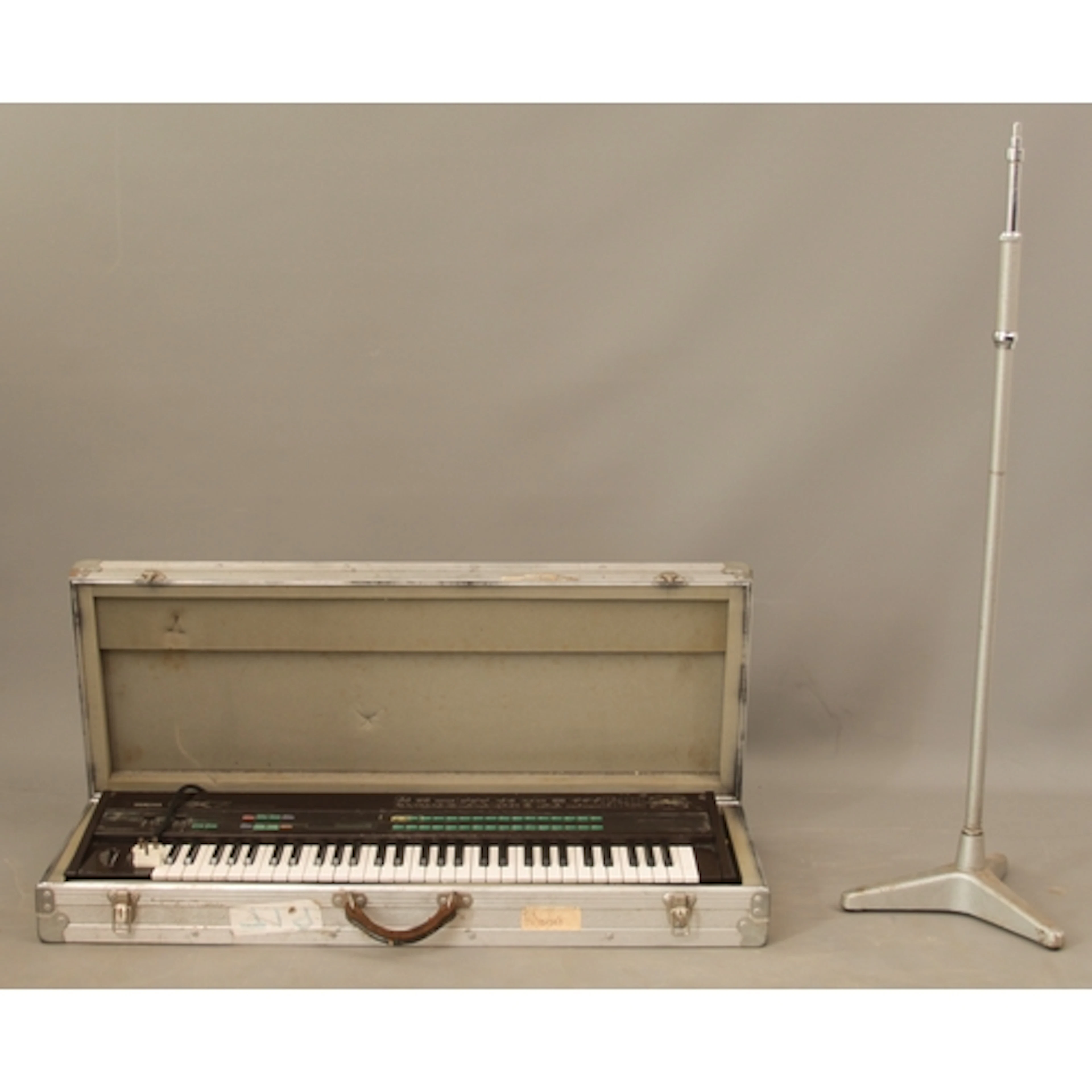 A Yamaha DX7 Mk.1 digital synthesiser - with integral mains ...