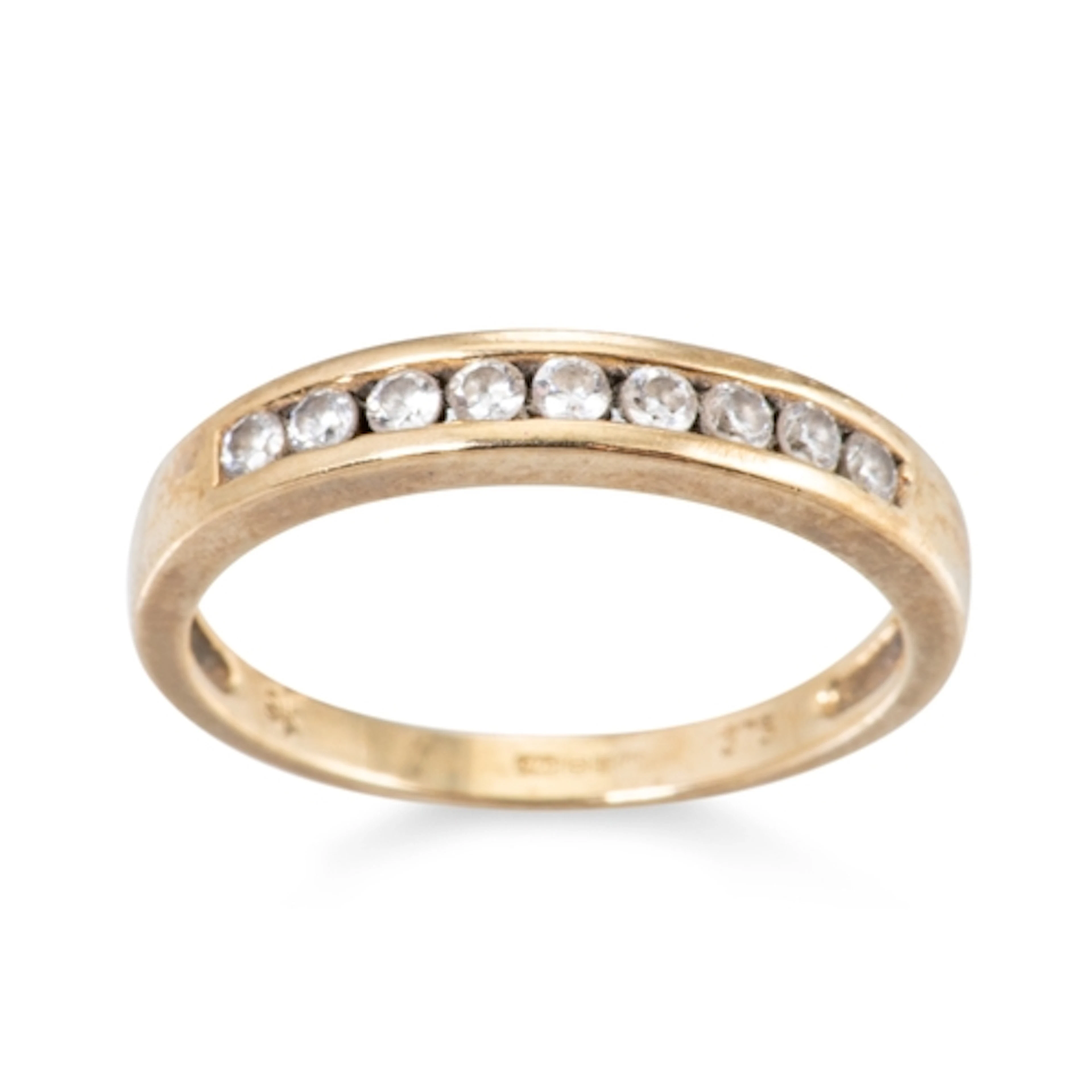 A 9CT YELLOW GOLD AND CUBIC ZIRCONIA BAND RING, gw 2 g. size...