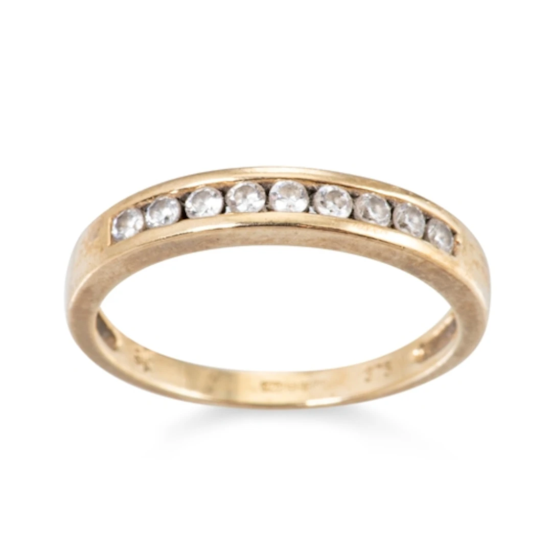 A 9CT YELLOW GOLD AND CUBIC ZIRCONIA BAND RING, gw 2 g. size...
