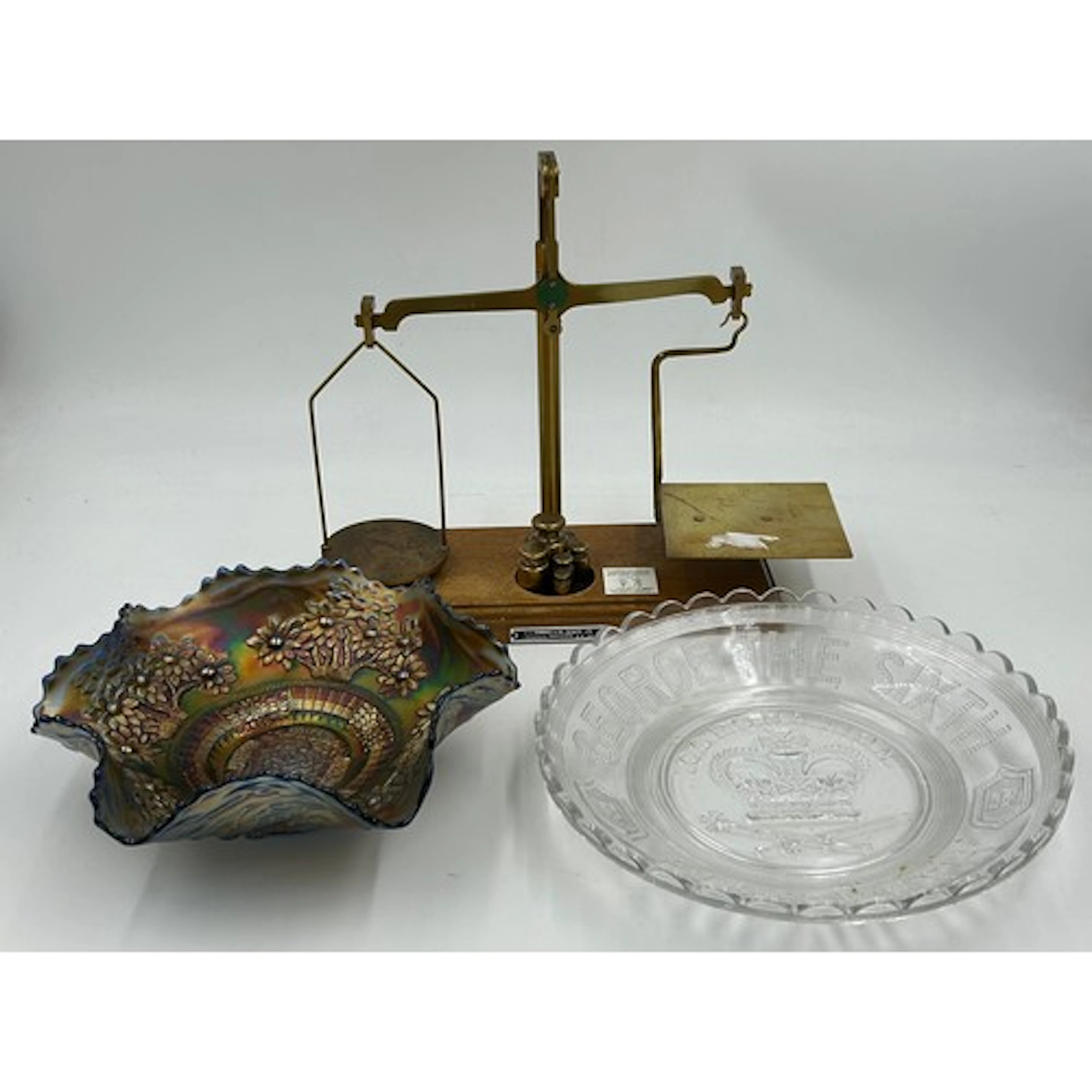 A Fenton carnival glass bowl with 'Orange Tree' pattern 22cm...