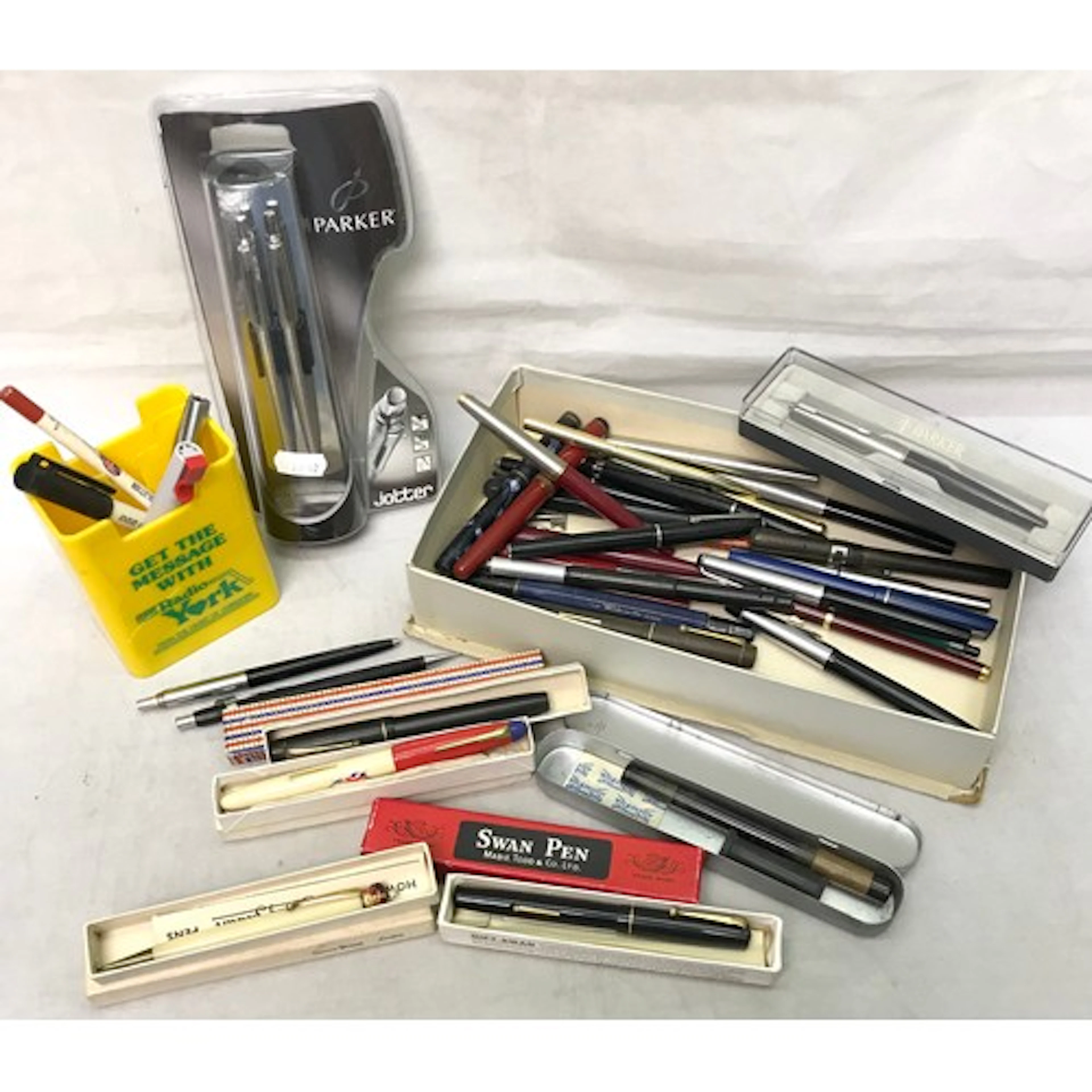 A collection of fountain and other pens incl Parker, Conway ...