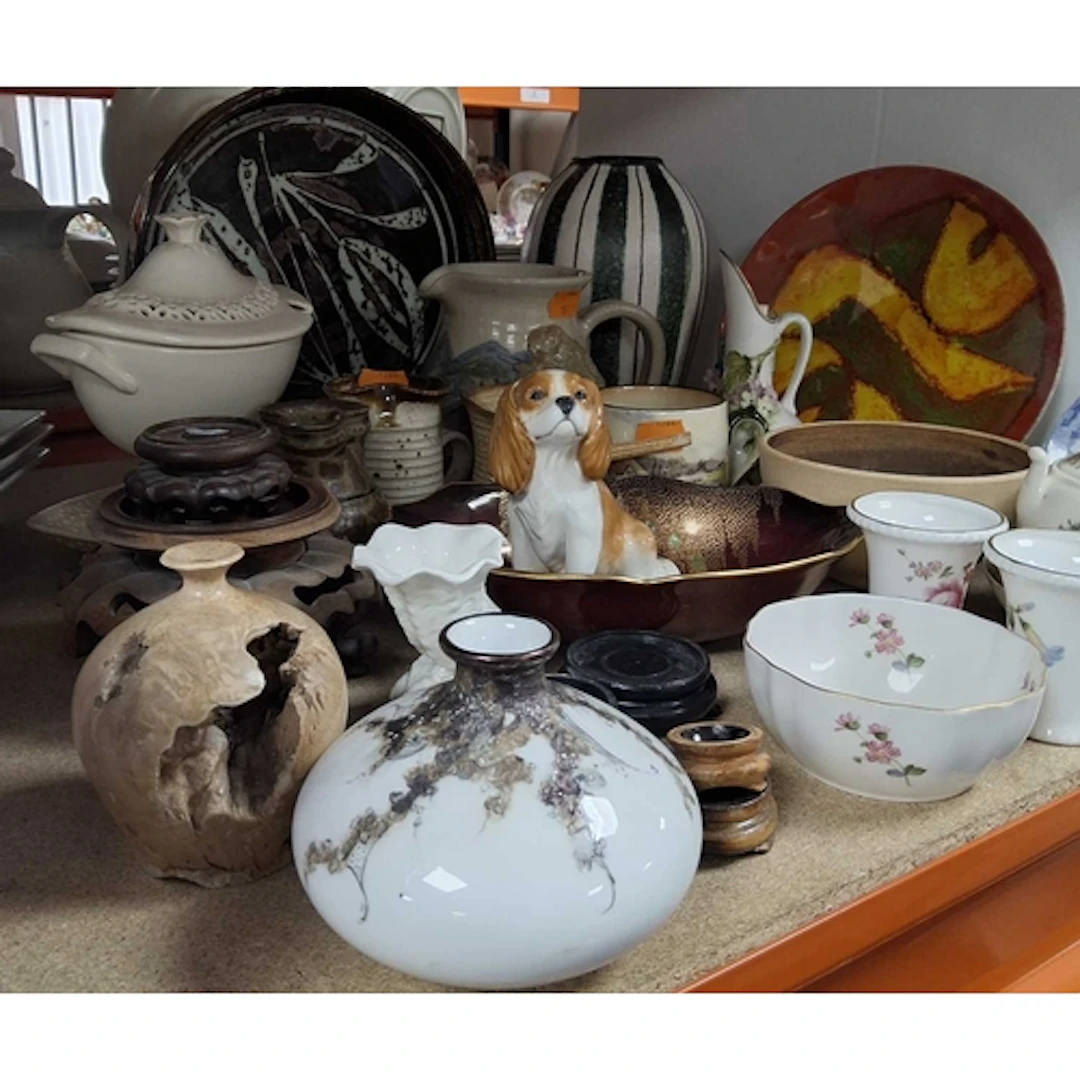 A GROUP OF MIXED CERAMICS AND POTTERY ITEMS, comprising gift...
