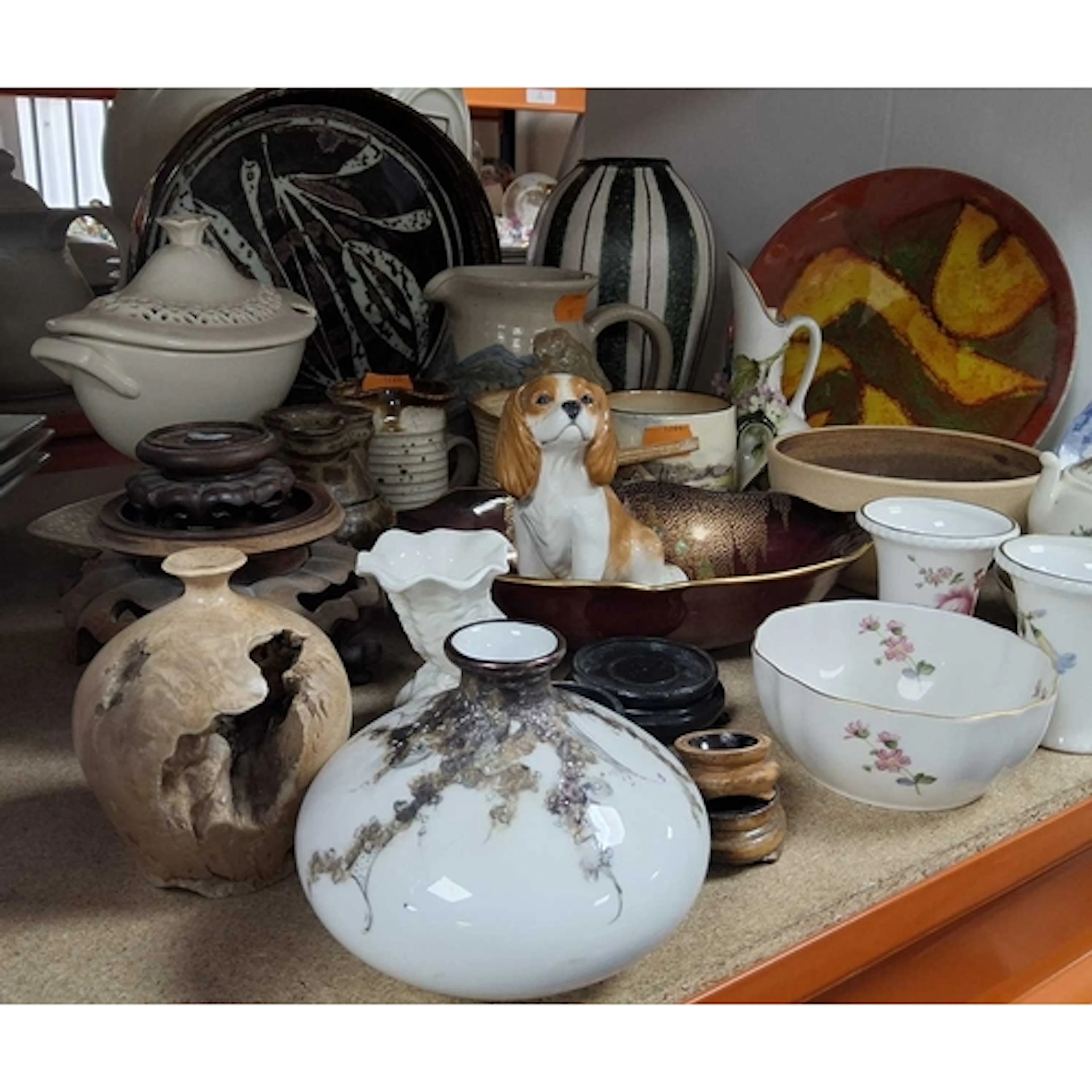 A GROUP OF MIXED CERAMICS AND POTTERY ITEMS, comprising gift...