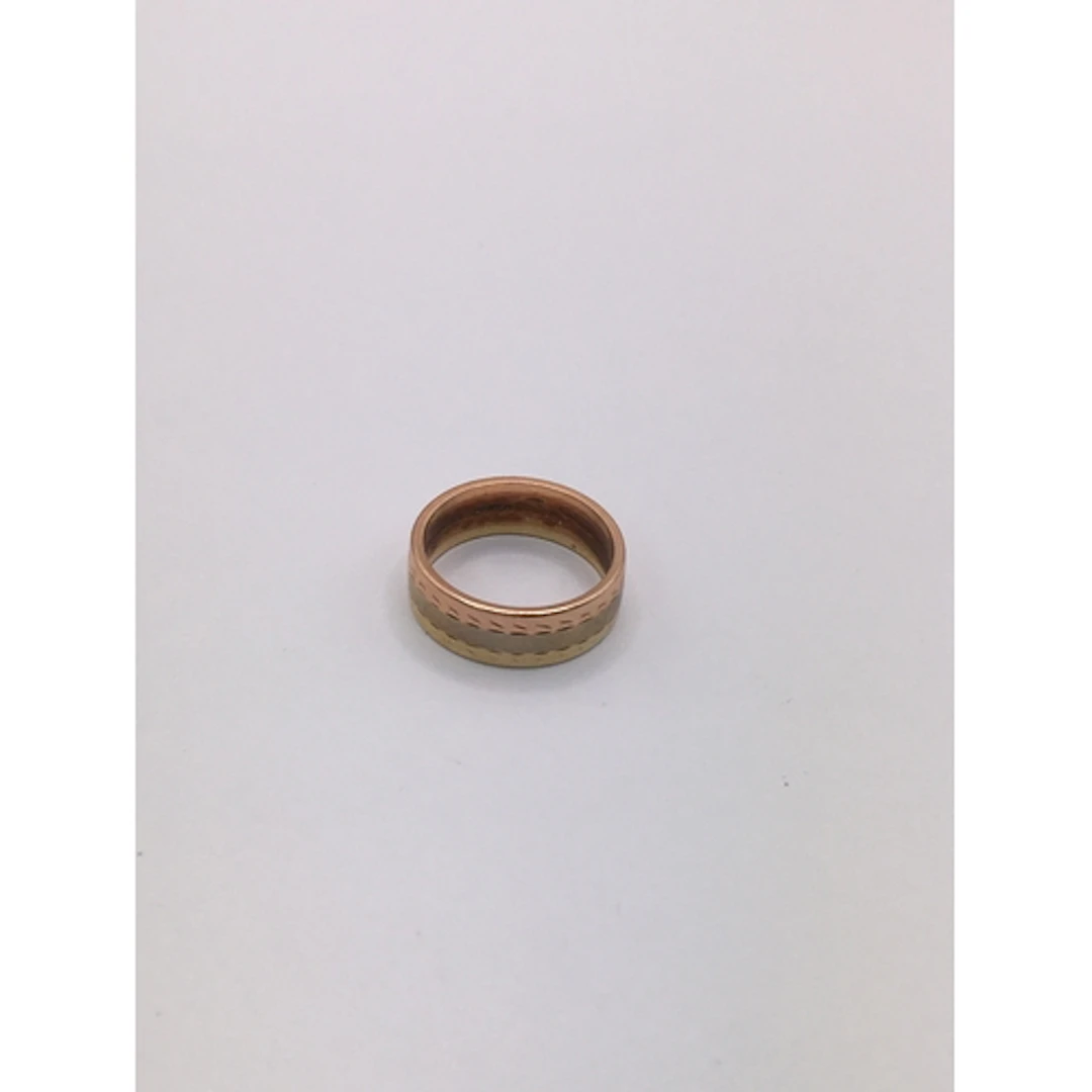 A 9ct gold, three tone wedding band. Approx I, small size.