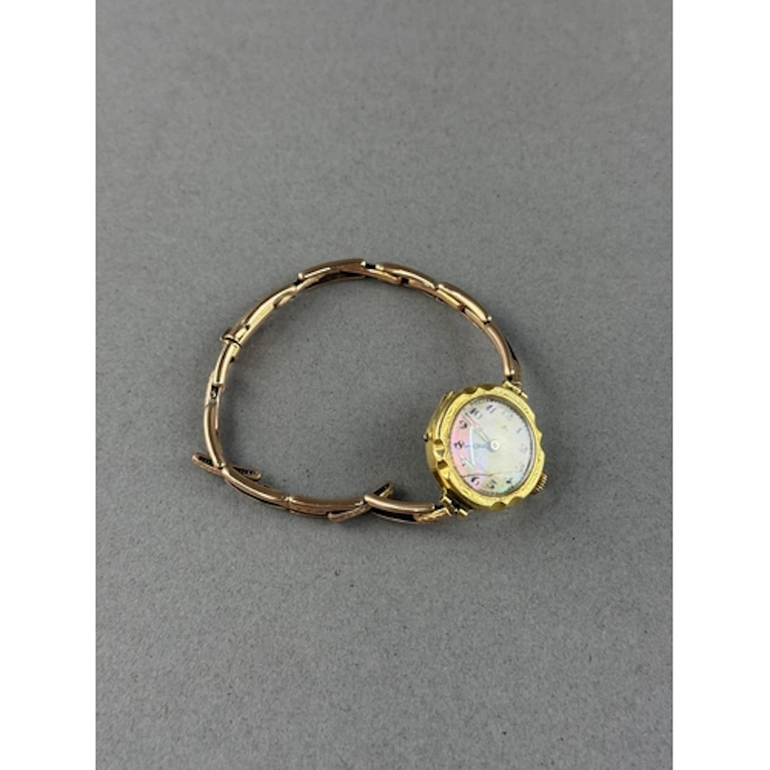 Watches: Ladies 18ct gold with a round mother of pearl dial,...