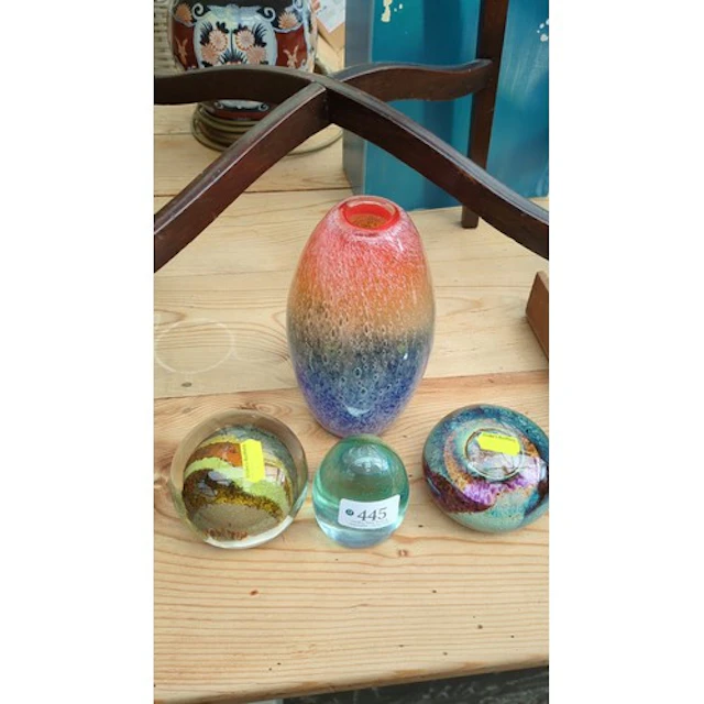 An ovoid art glass vase with mottled red-to-blue decoration,...