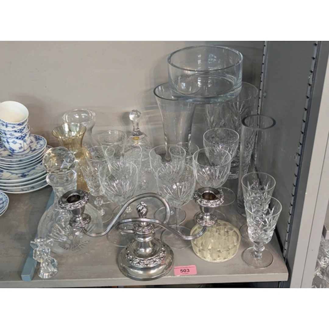 A quantity of glassware to include a glass dish, drinking gl...