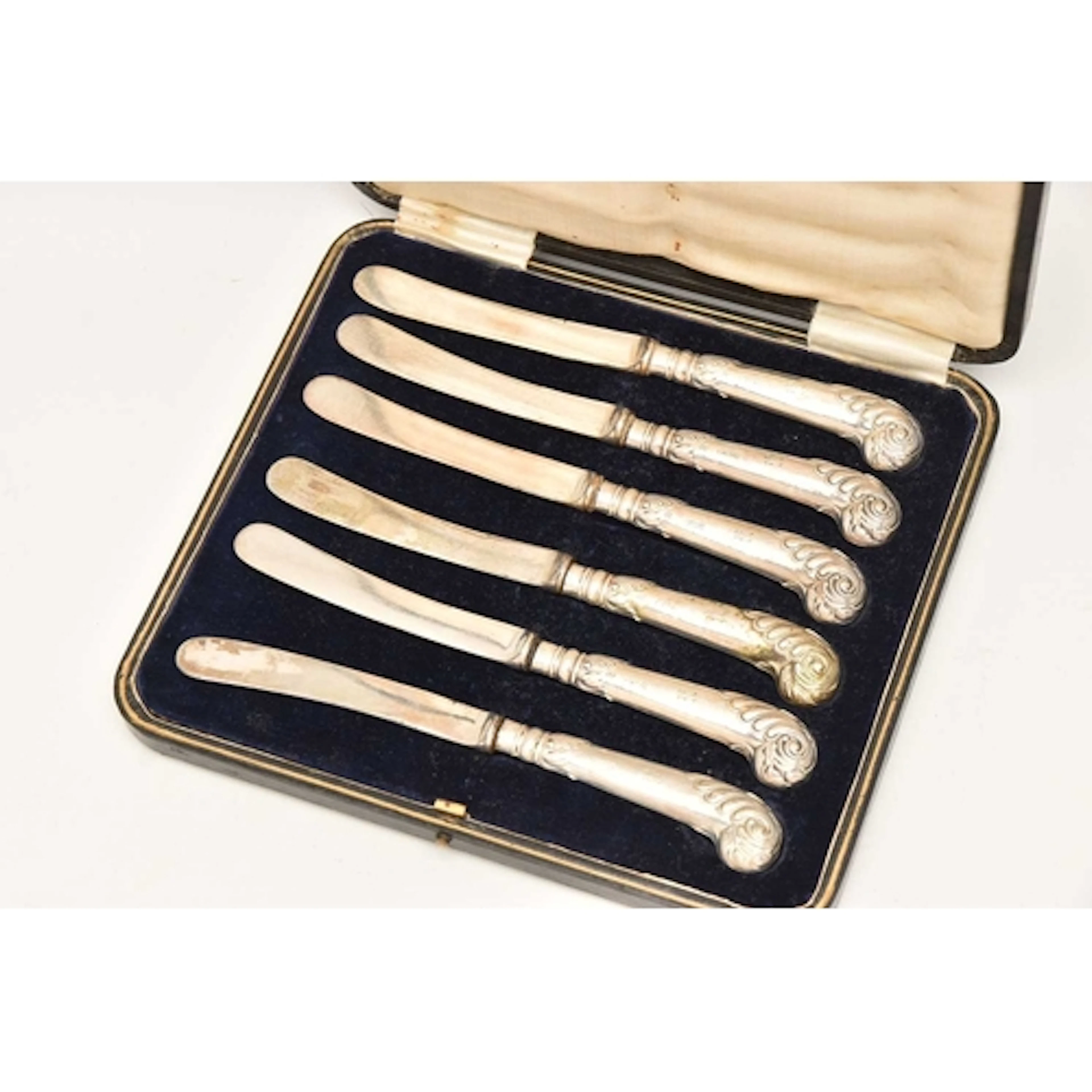 A CASED SET OF GEORGE V TEA KNIVES, six knives fitted with s...