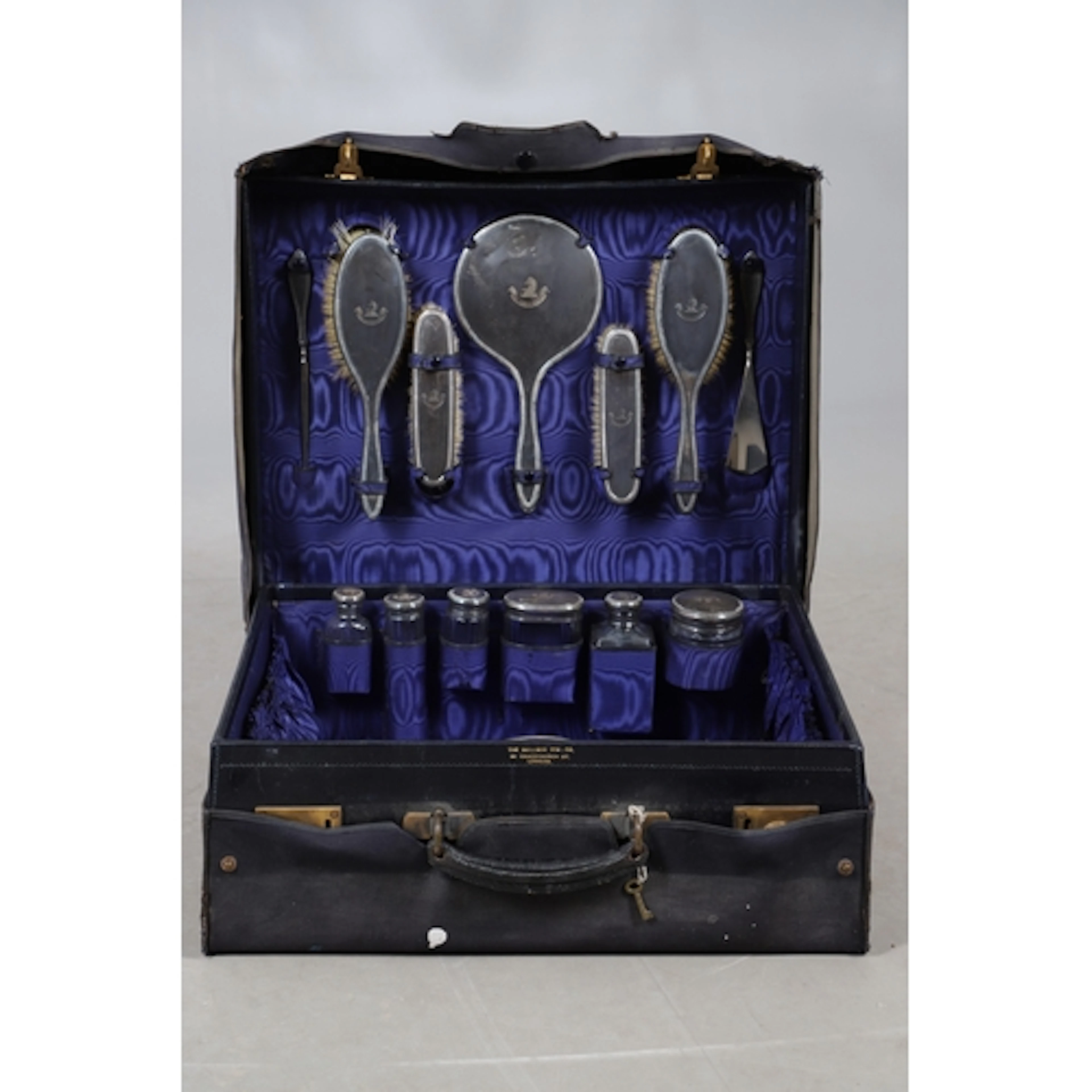 AN EARLY 20TH CENTURY GENTLEMANS LEATHER TRAVEL CASE. The le...