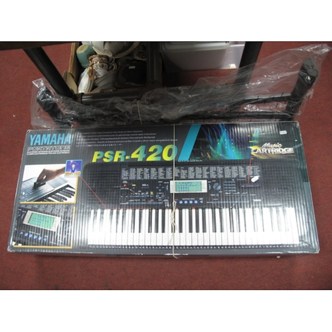 Boxed Yamaha PSR-420 electronic keyboard with Italian Proel ...