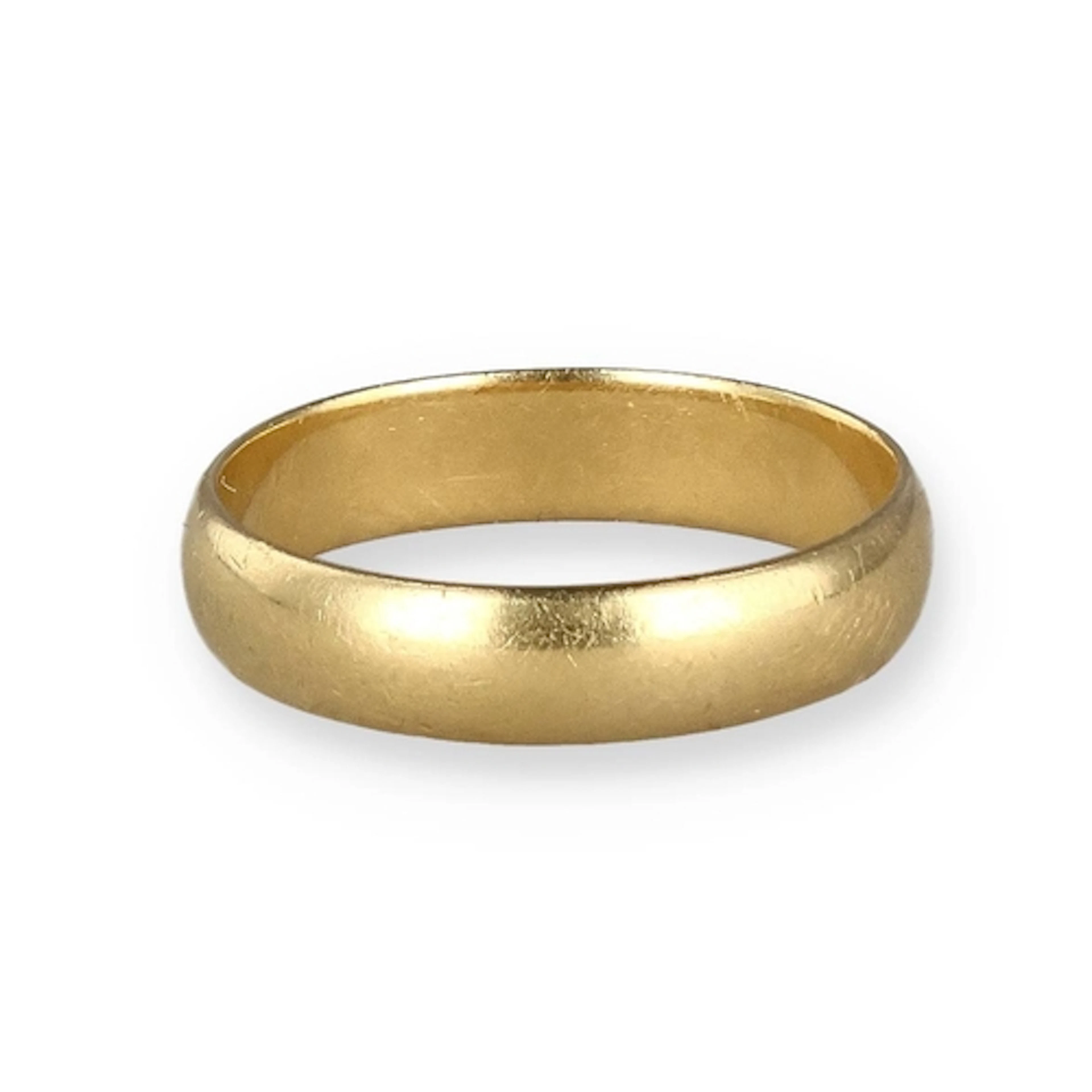 AN 18 CARAT GOLD BAND Weight: 3.55gms