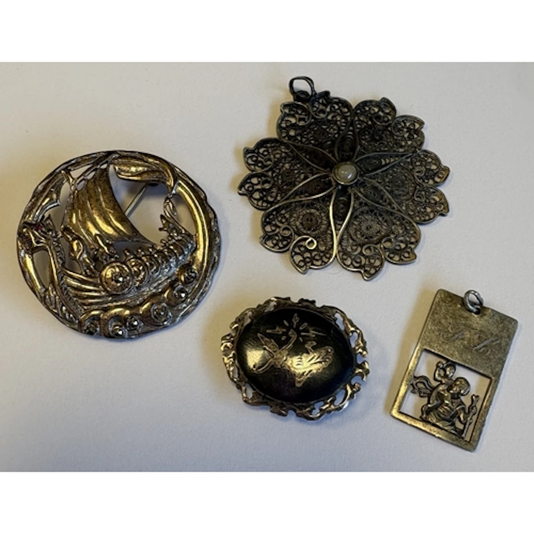 A filigree silver pendant etc. Approx. 26 grams. Est. £20 - ...