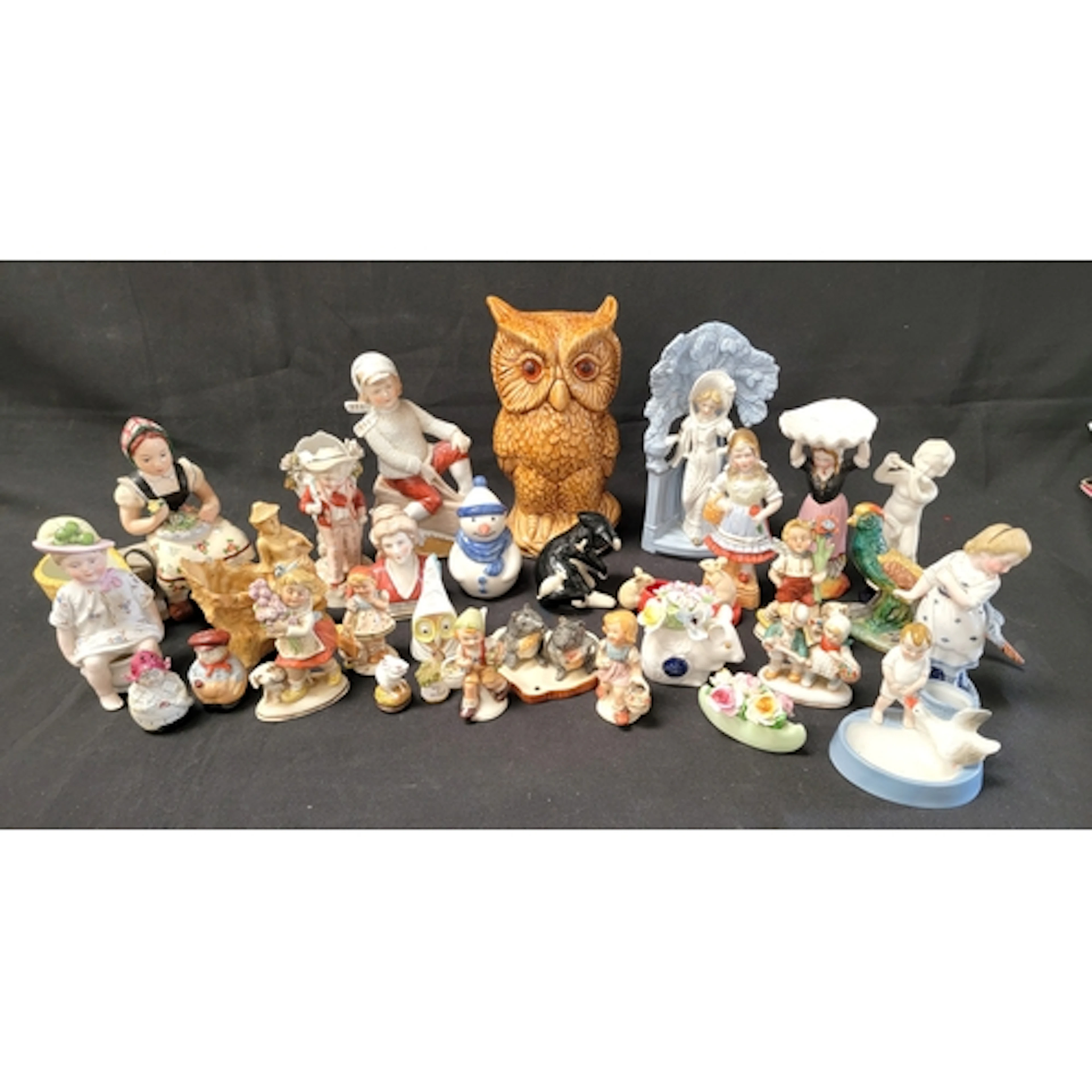 LARGE SELECTION OF CERAMIC FIGURES AND ANIMAL FIGURINES incl...