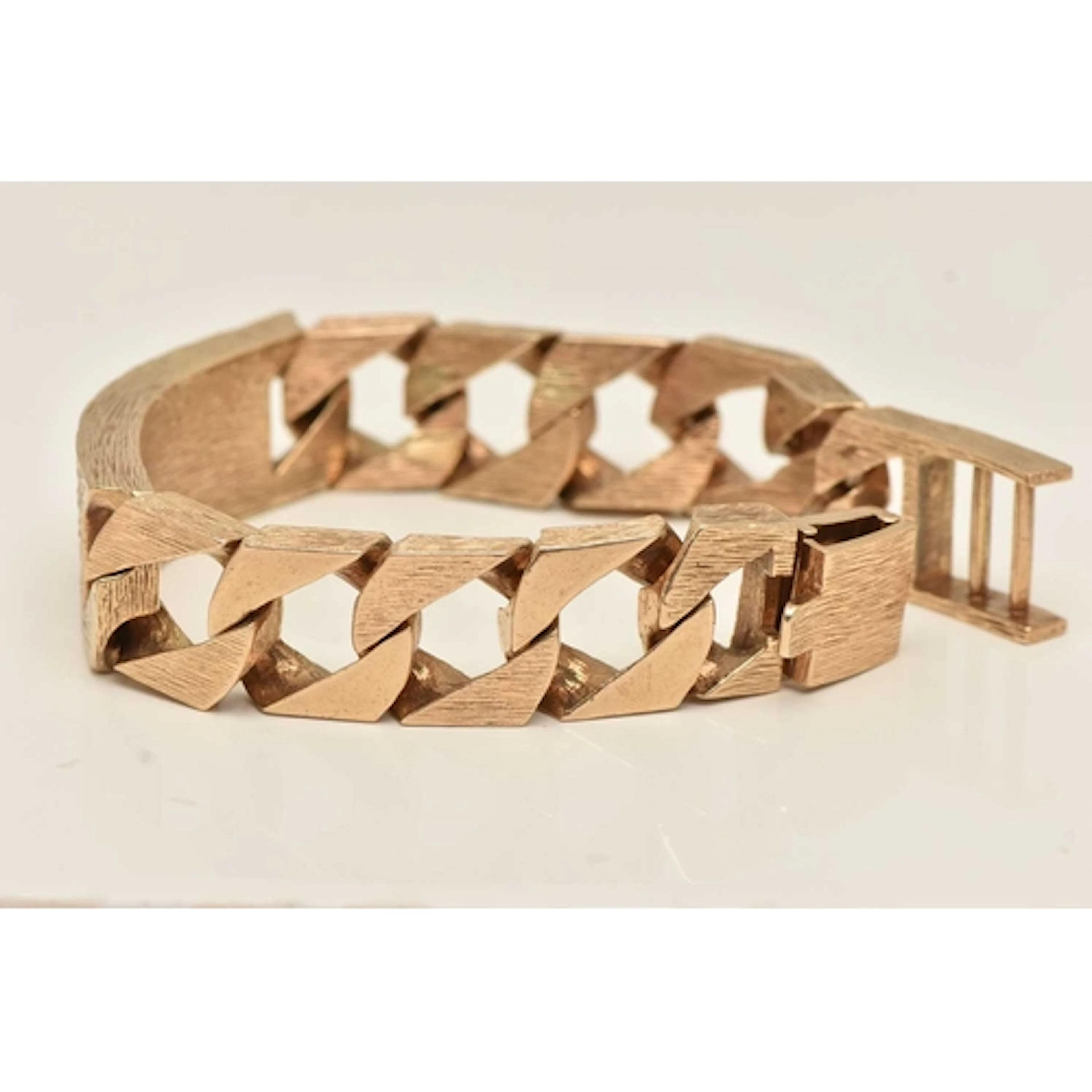 A HEAVY YELLOW METAL AND DIAMOND SET CURB LINK BRACELET, pav...
