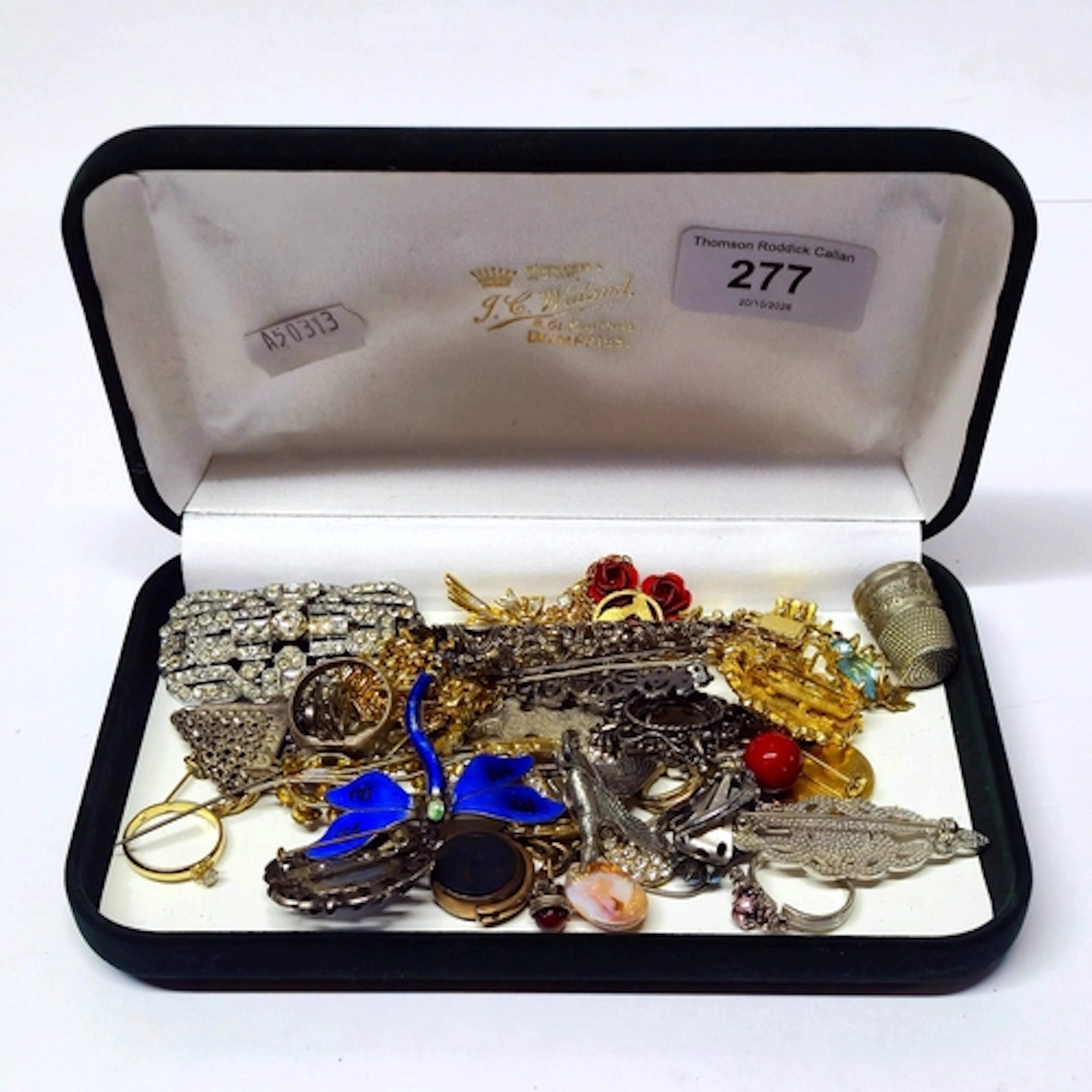 Group of decorative and costume jewellery to include a blood...