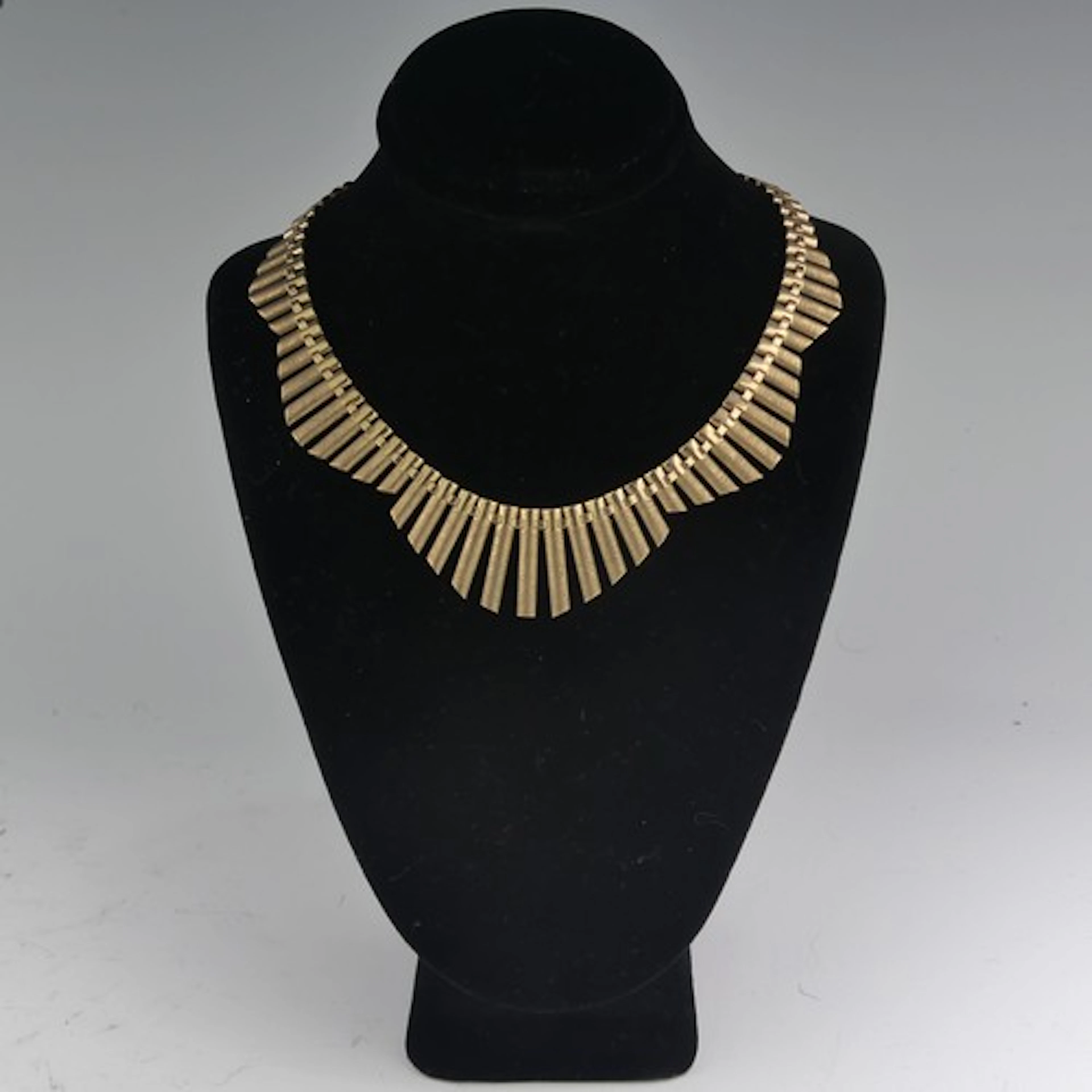 A 9ct yellow gold 'Cleopatra' fringe Necklace, 37cm long, 26...