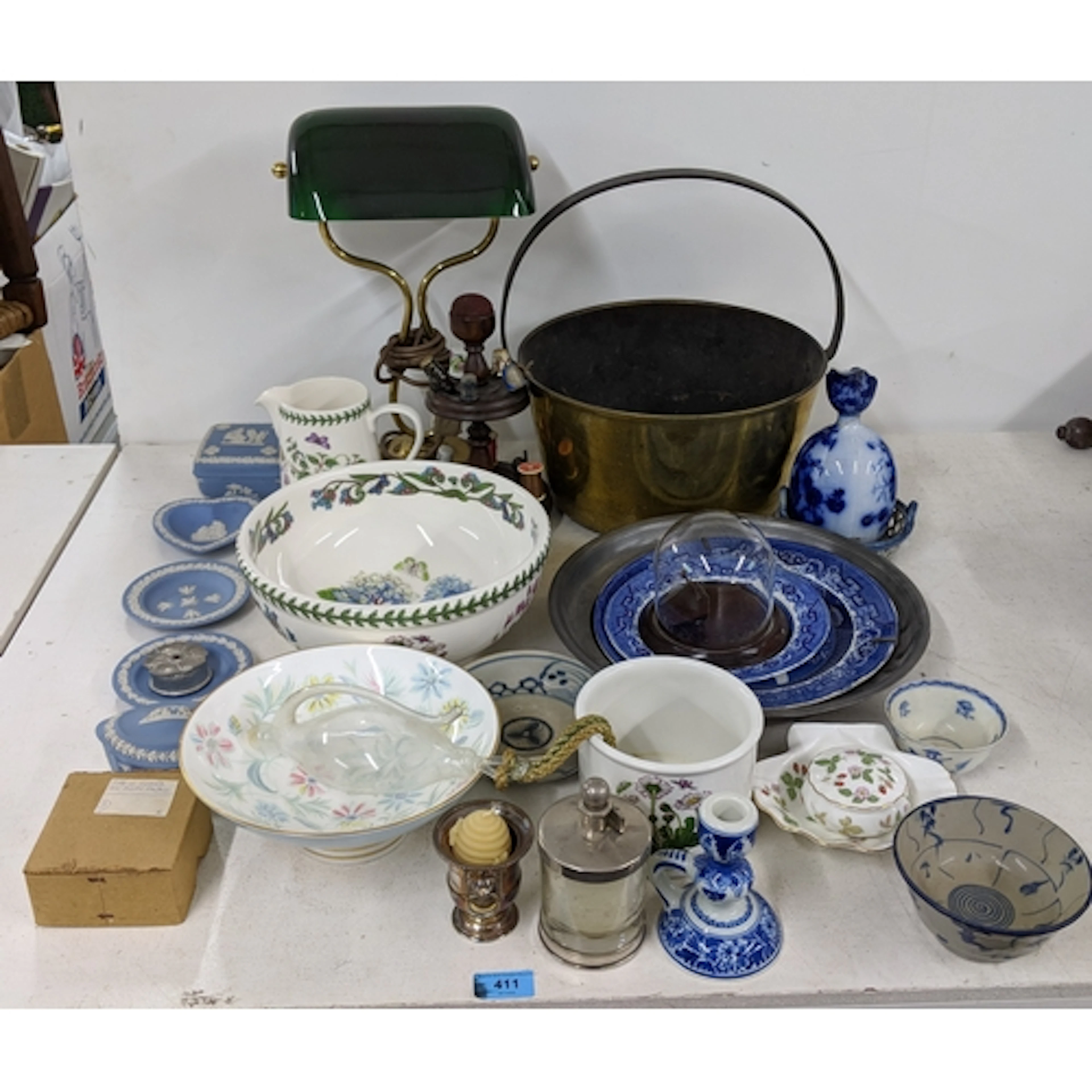 A mixed lot to include a desk lamp, a Minton bowl, Delft blu...