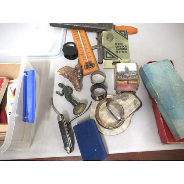 Quantity of miscellaneous items, to include small gilt and g...