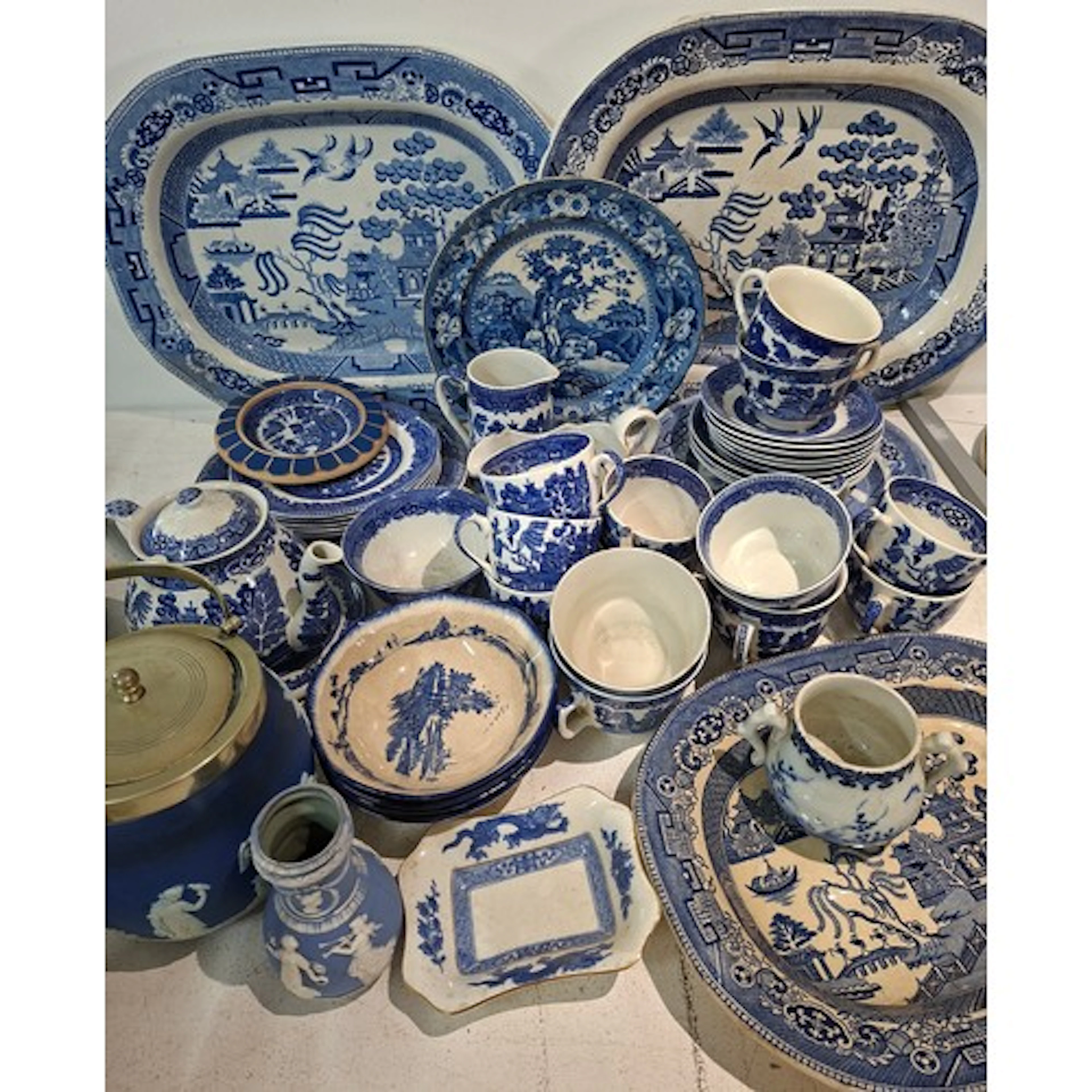 A quantity of blue and white willow patterned china to inclu...