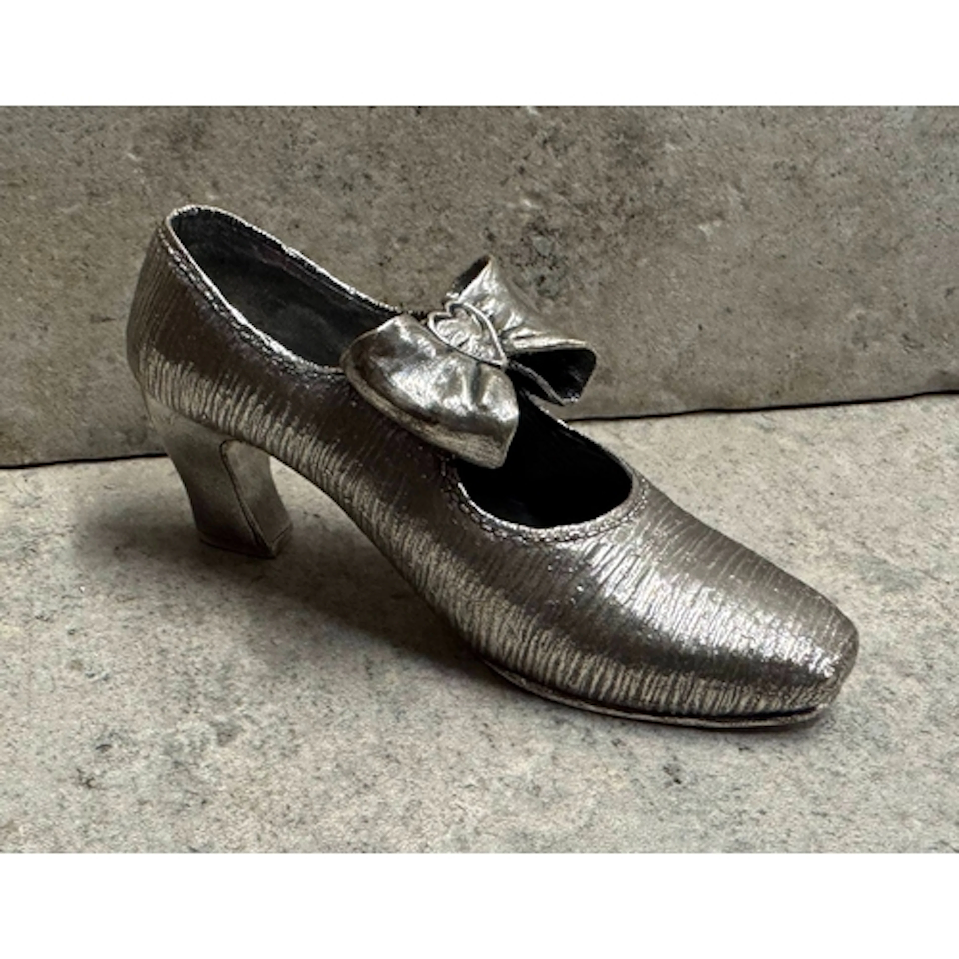 A silver model of a shoe. Approx. 83 grams. Est. £50 - £80.