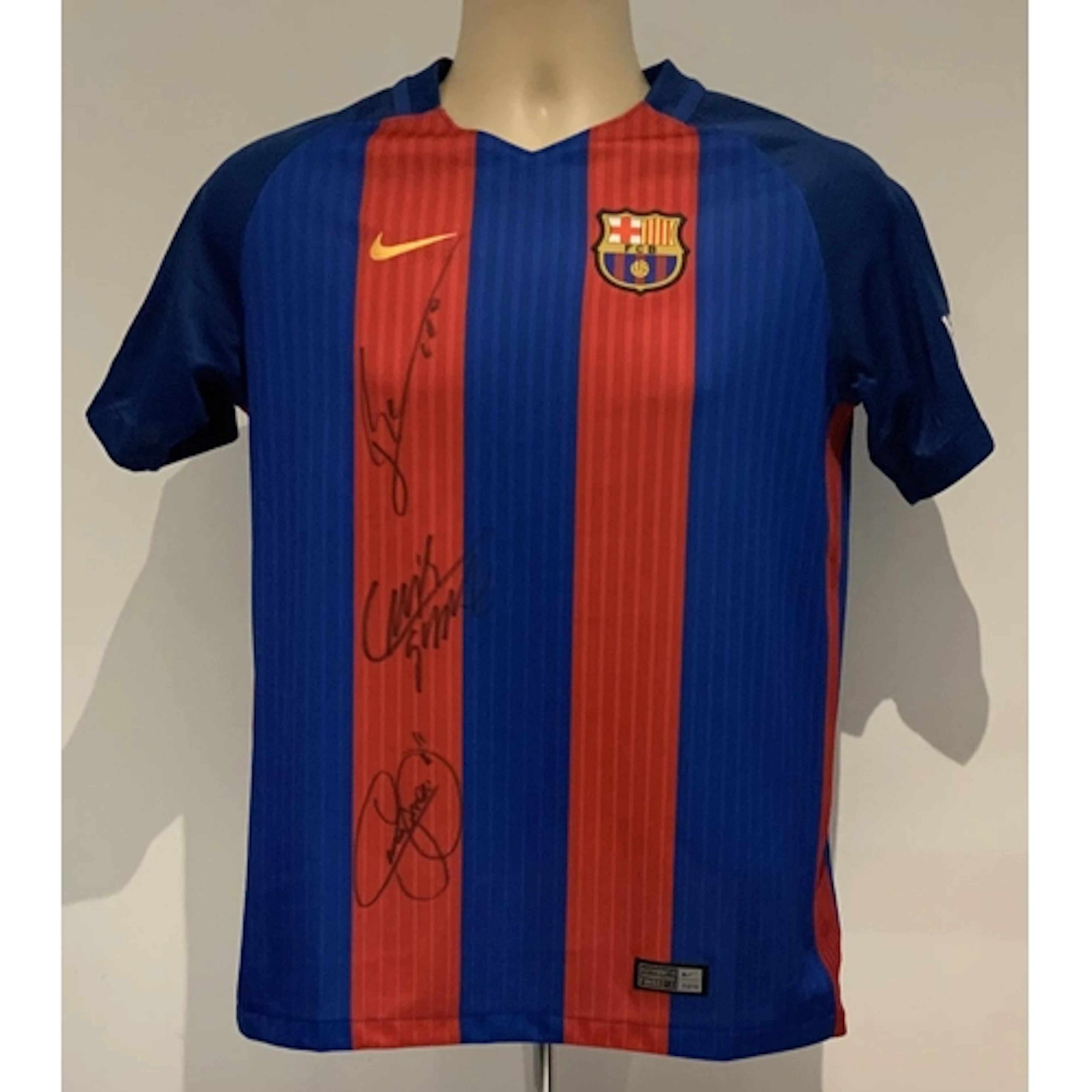 Barcelona Signed Football Shirt: Nike short sleeve shirt sig...