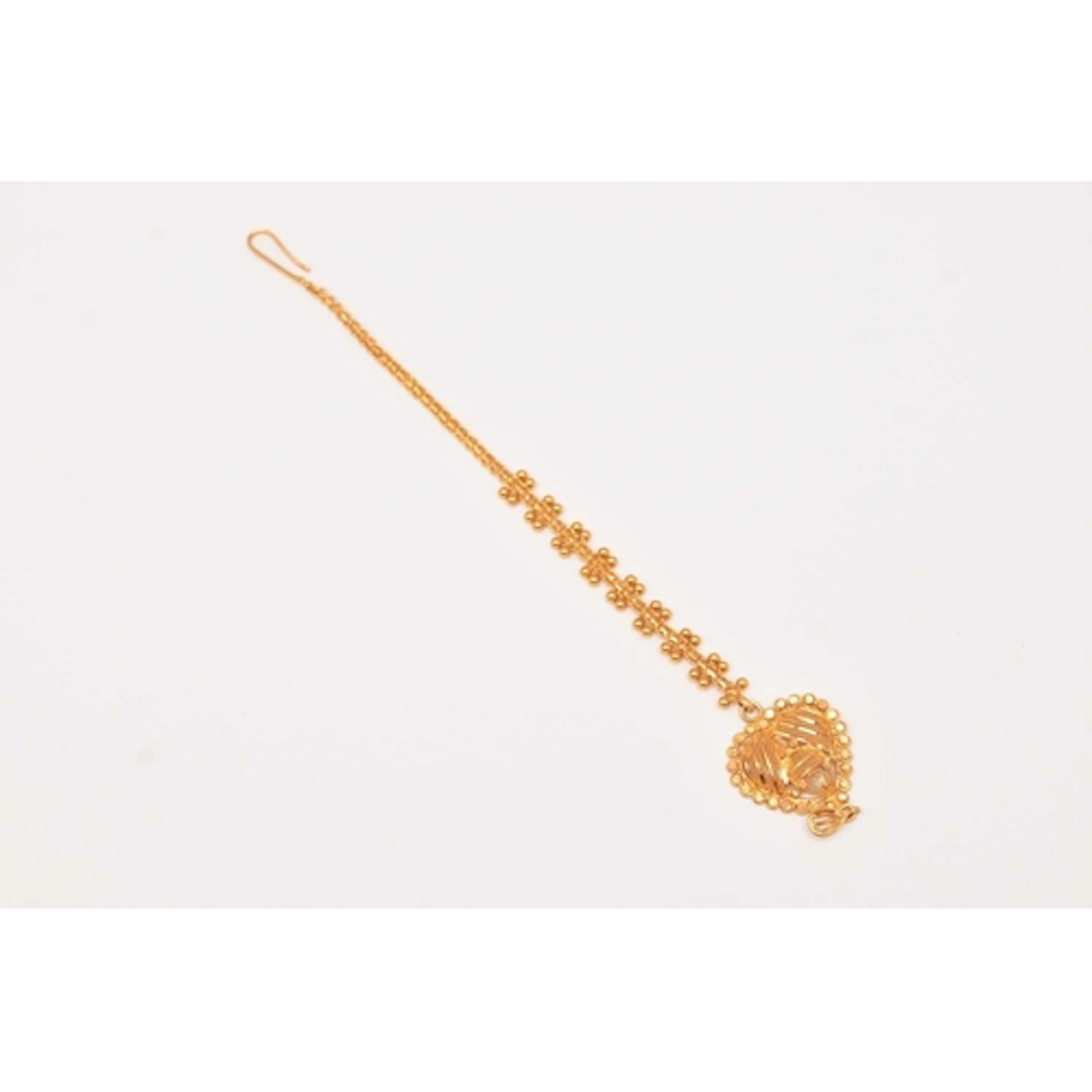 A 22CT GOLD INDIAN MAANG TIKKA HAIR PIECE, in the form of an...