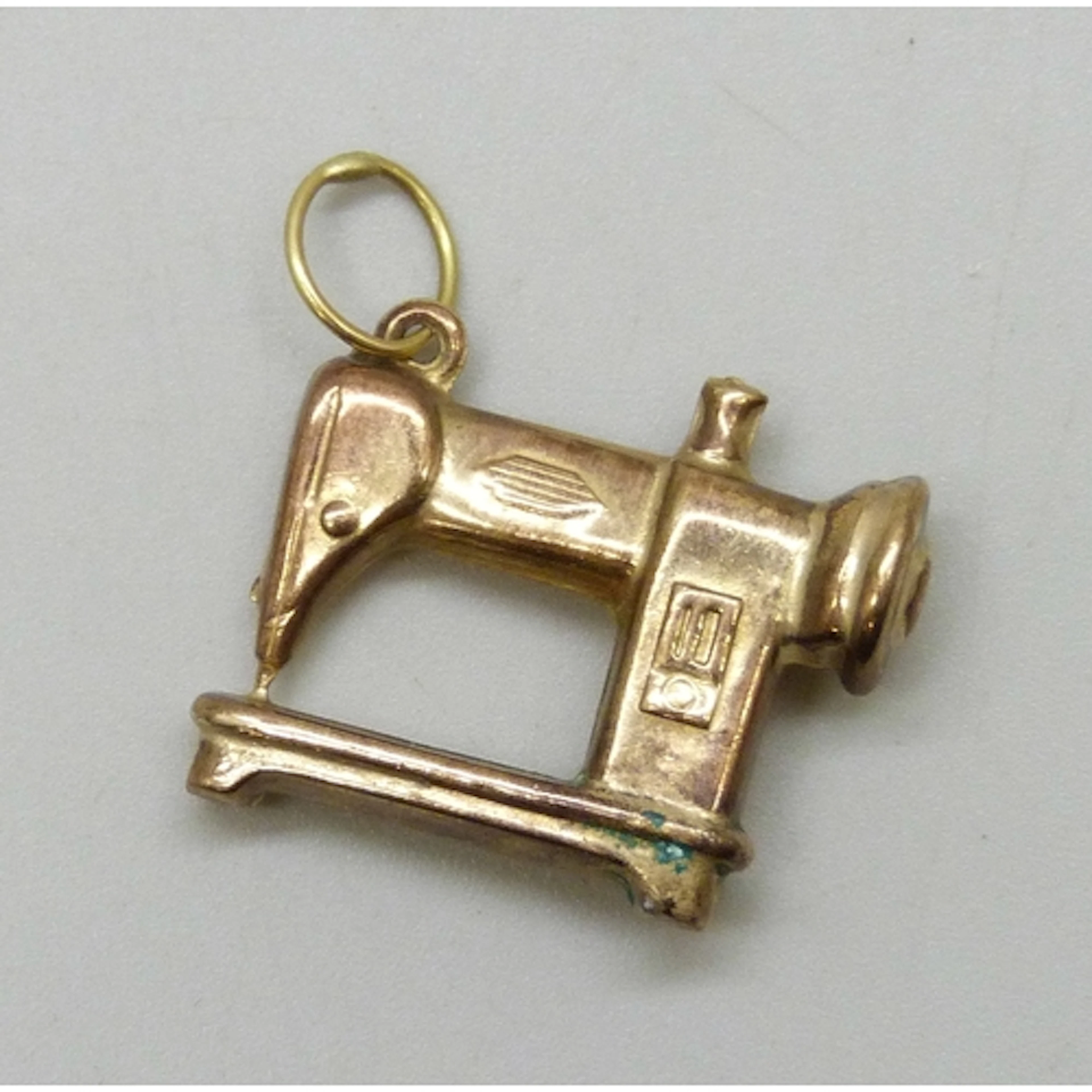 A 9ct gold sewing machine charm, 1.5g, 2cm