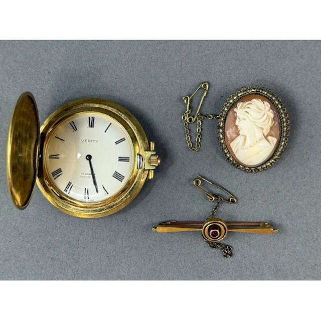 Jewellery: a 15ct yellow gold propeller style bar brooch, a ...