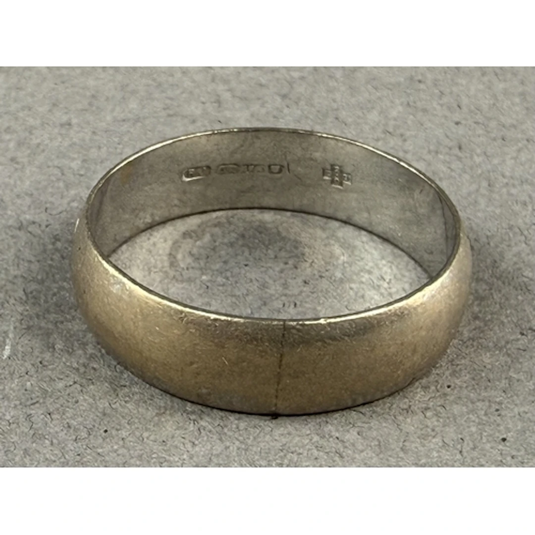 Jewellery: a 9ct white gold wedding band, London 2000, UK si...