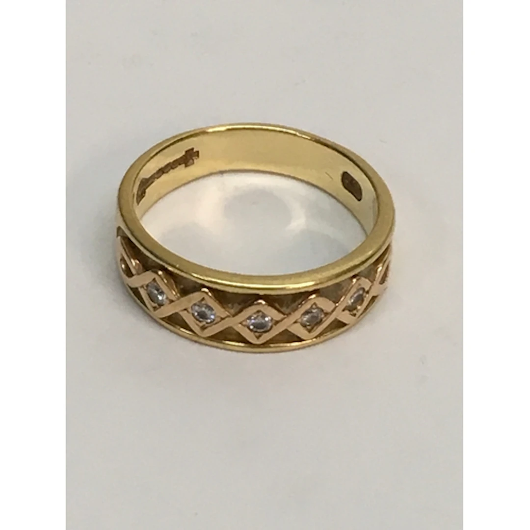 An 18ct 750 gent’s gold ring set with a band of white ...