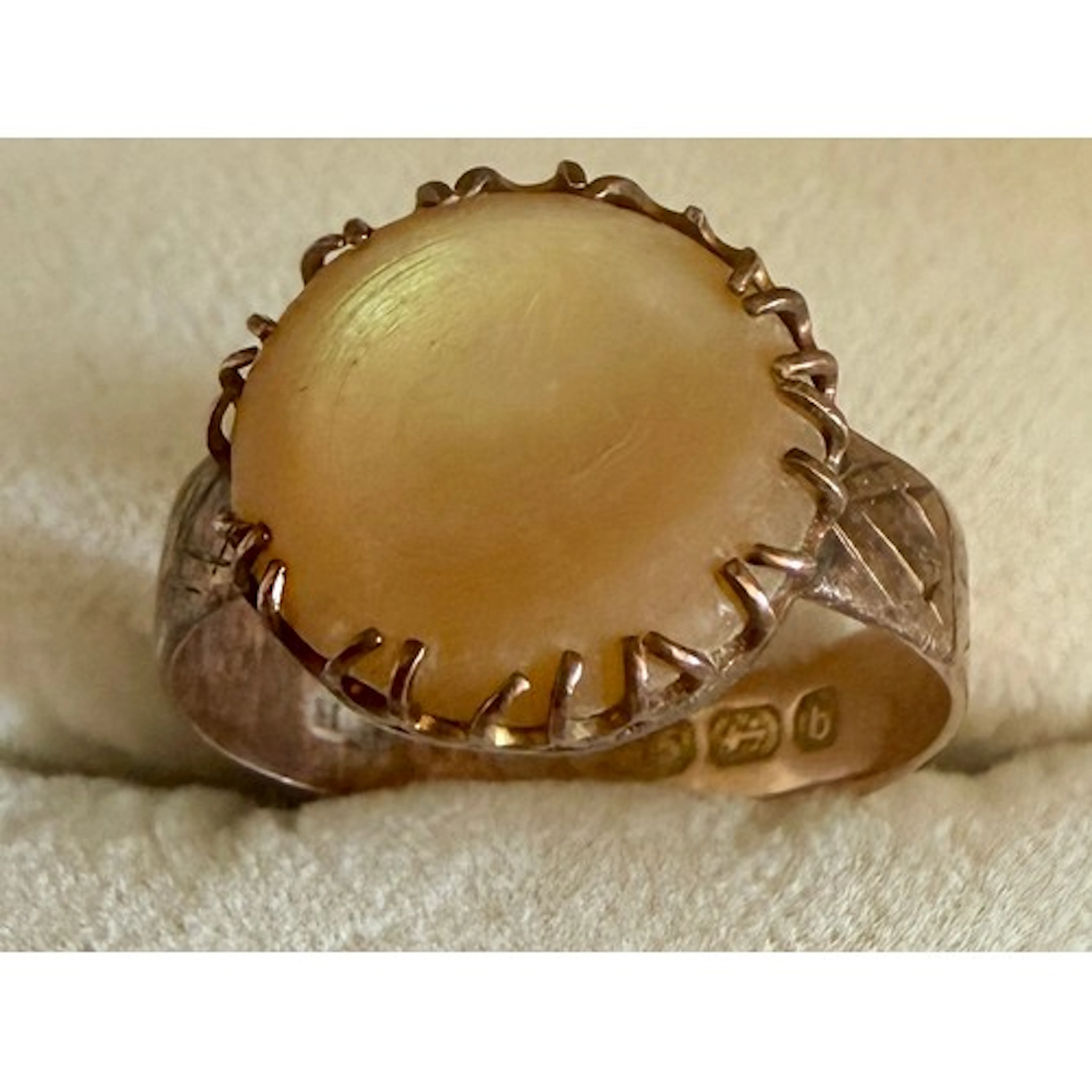 A 9 carat gold ring set with mother of pearl. Size M. Weight...