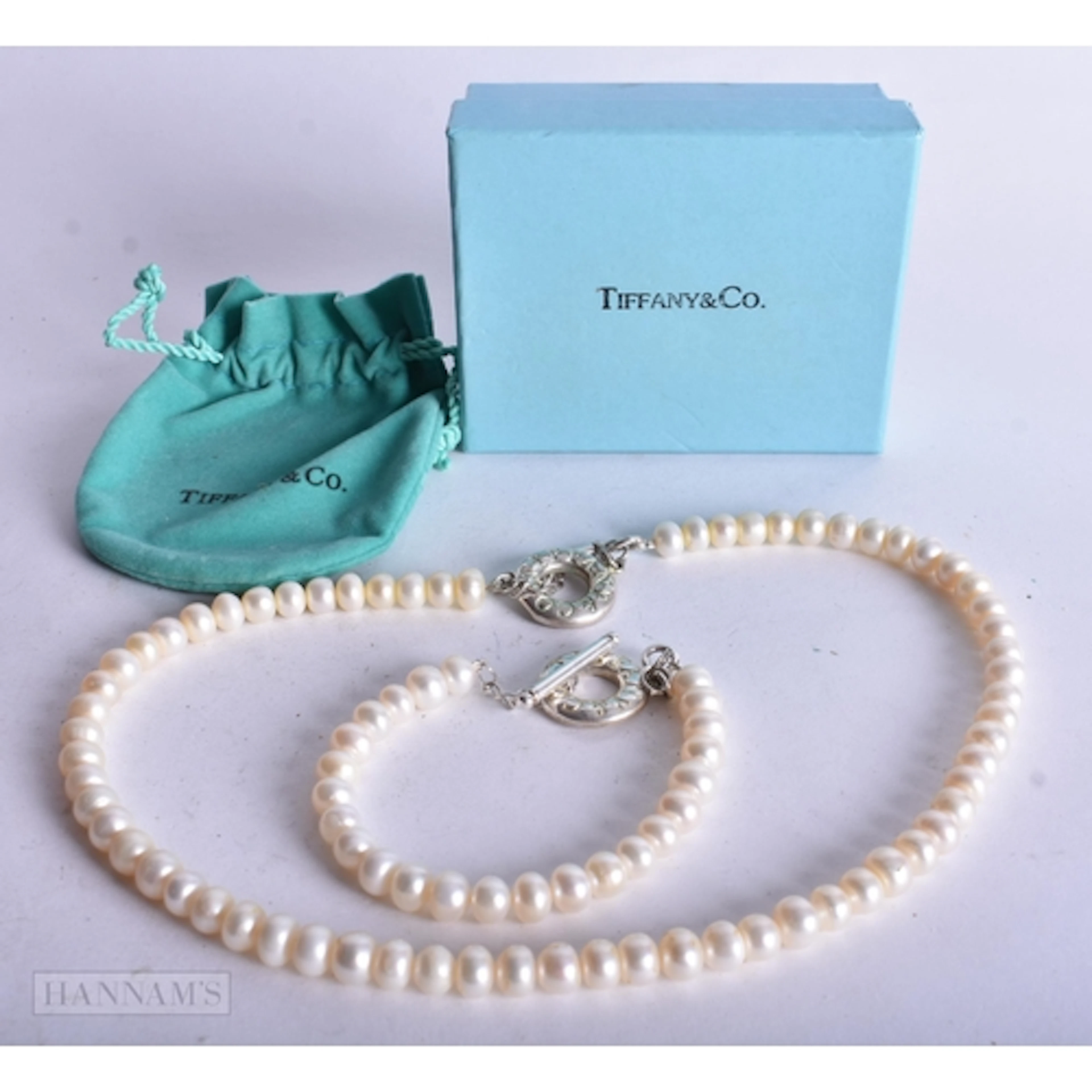 A TIFFANY & CO SILVER AND PEARL NECKLACE. 60 grams. 47 cm lo...