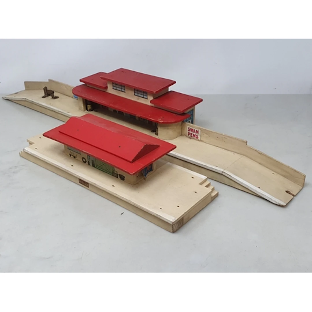 An unboxed Hornby Dublo pre-war D1 Through Station and a Goo...