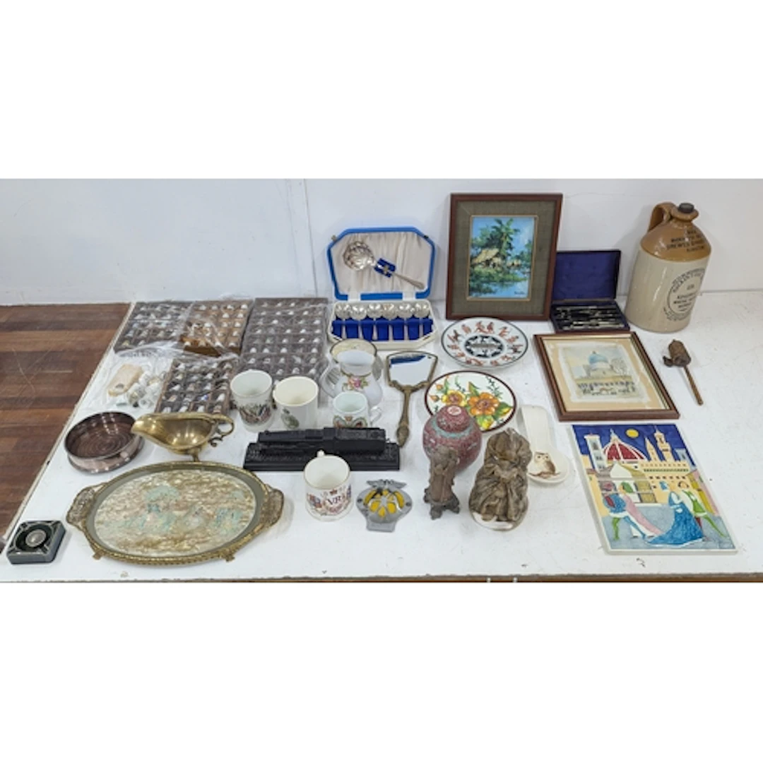 A mixed lot to include a large collection of thimbles, an Or...